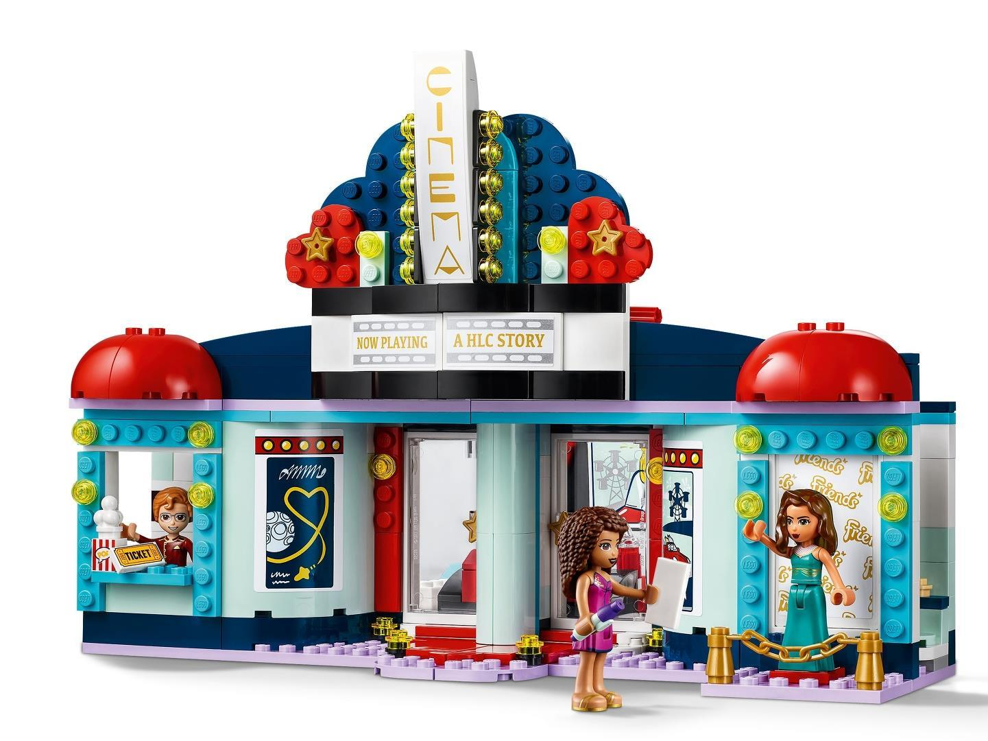 Lego-Kino-Gebäude mit zwei Figuren, rotem Teppich und Filmplakaten.