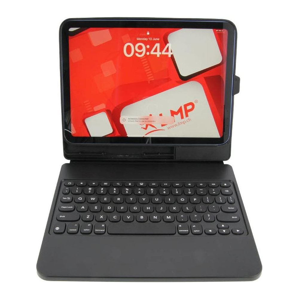 Un tablet in custodia nera con tastiera collegata e sfondo rosso.
