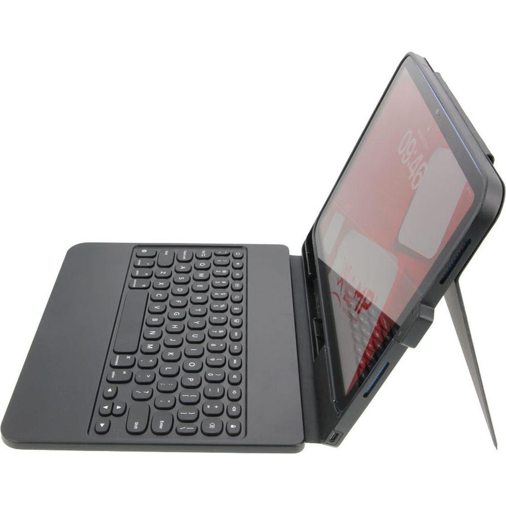 Un tablet nero in una custodia protettiva con tastiera integrata si trova su una superficie bianca.
