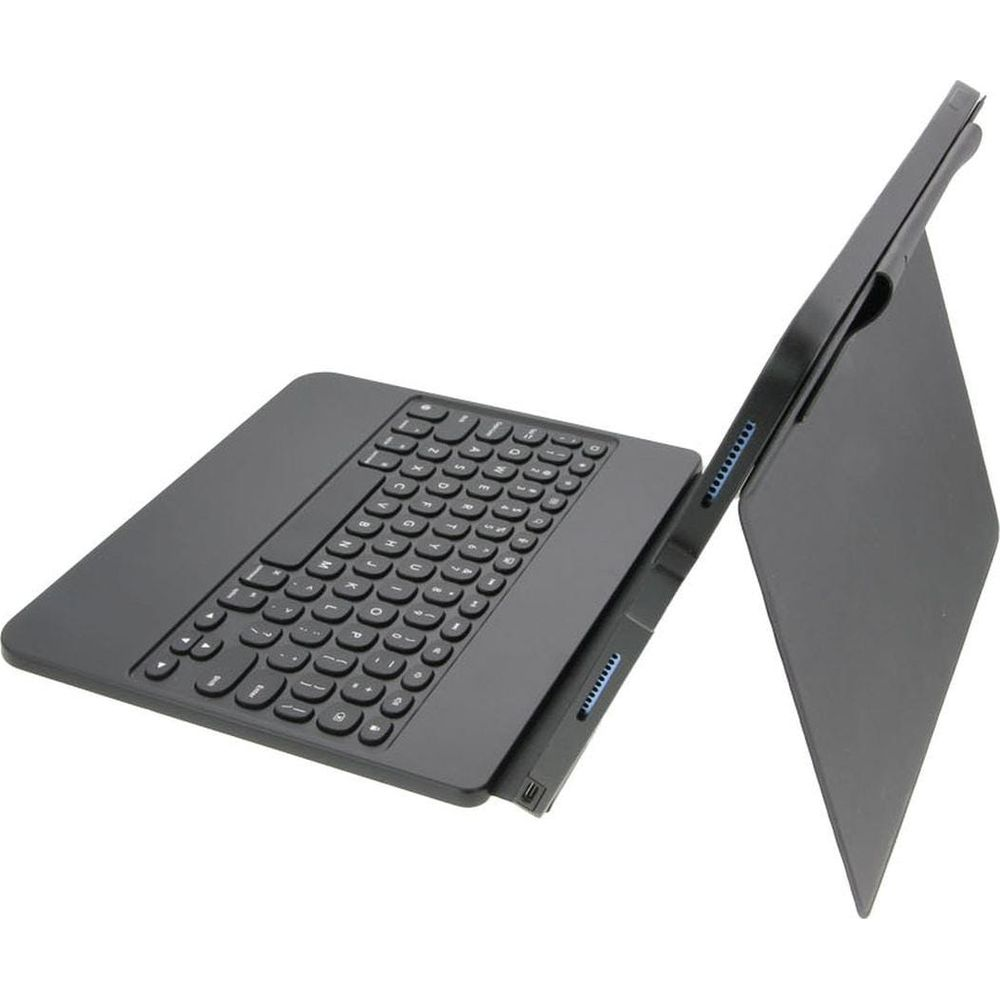 Una tastiera wireless nera con supporto integrato vista da una prospettiva laterale leggermente rialzata.