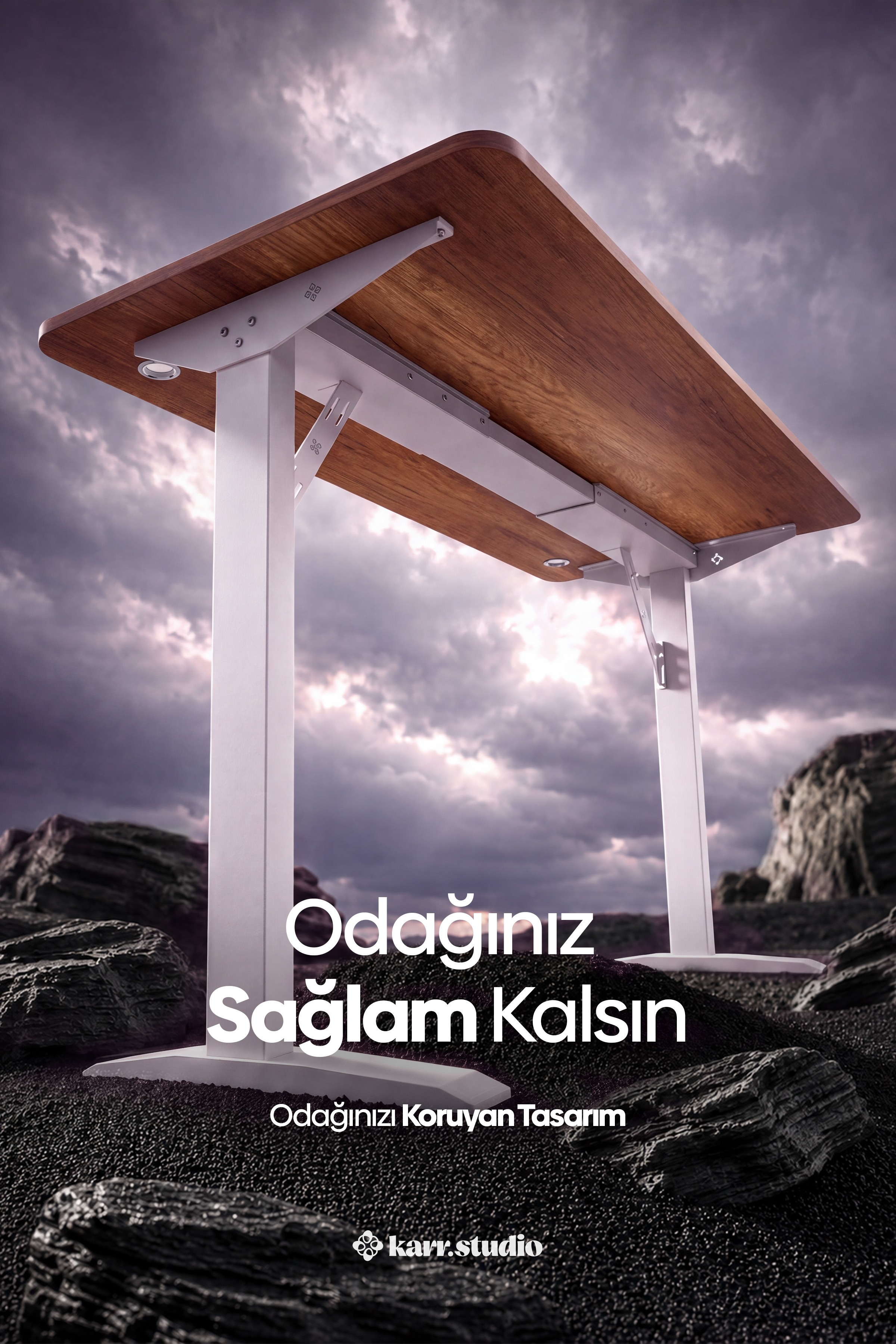 Dramatik bulutlu gökyüzü altında karanlık çakıl taşları üzerinde duran ahşap ayarlanabilir masa.