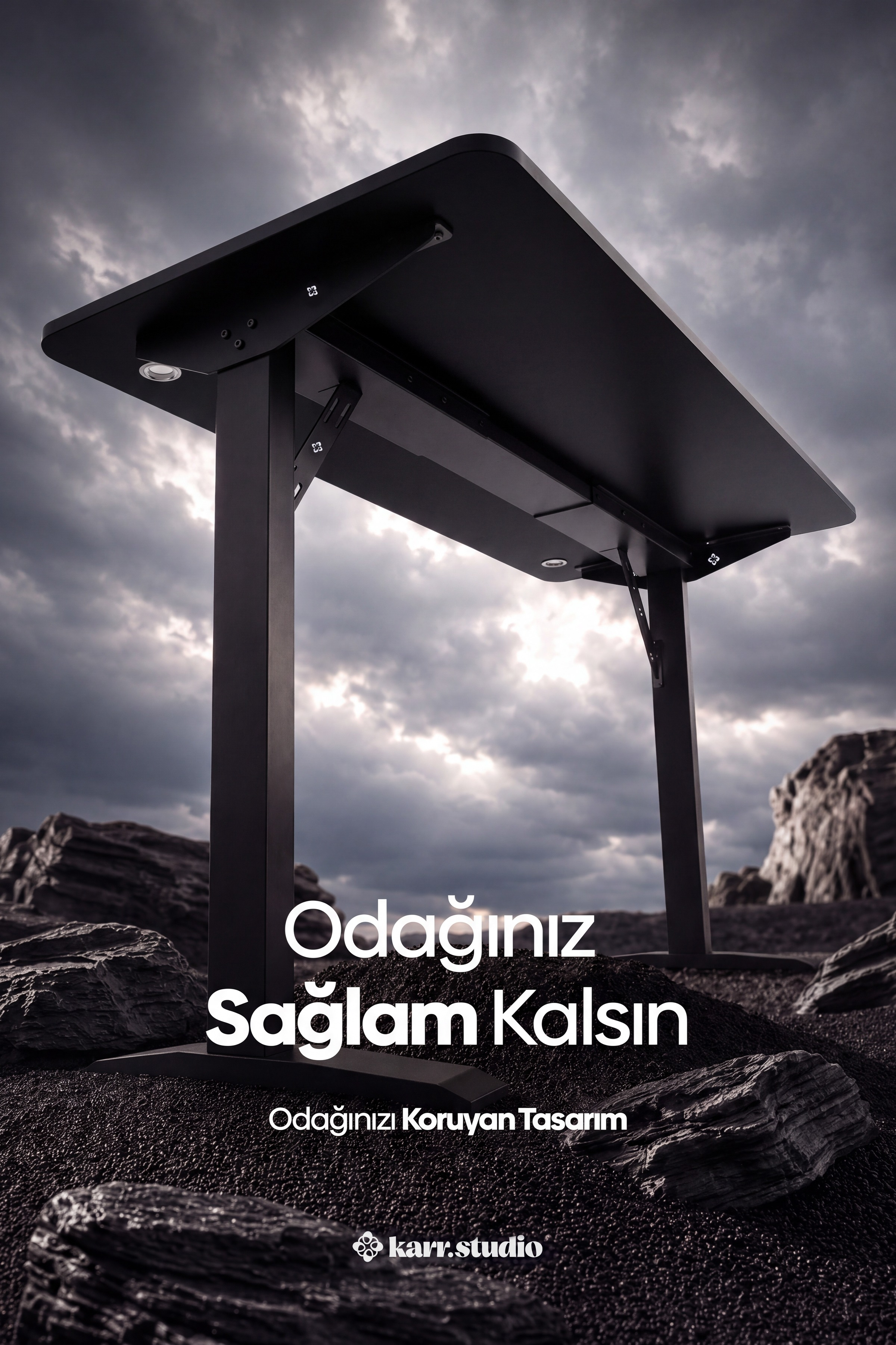 Bulutlu bir gökyüzü altında kayalık zeminde duran siyah bir masa ve yazı.