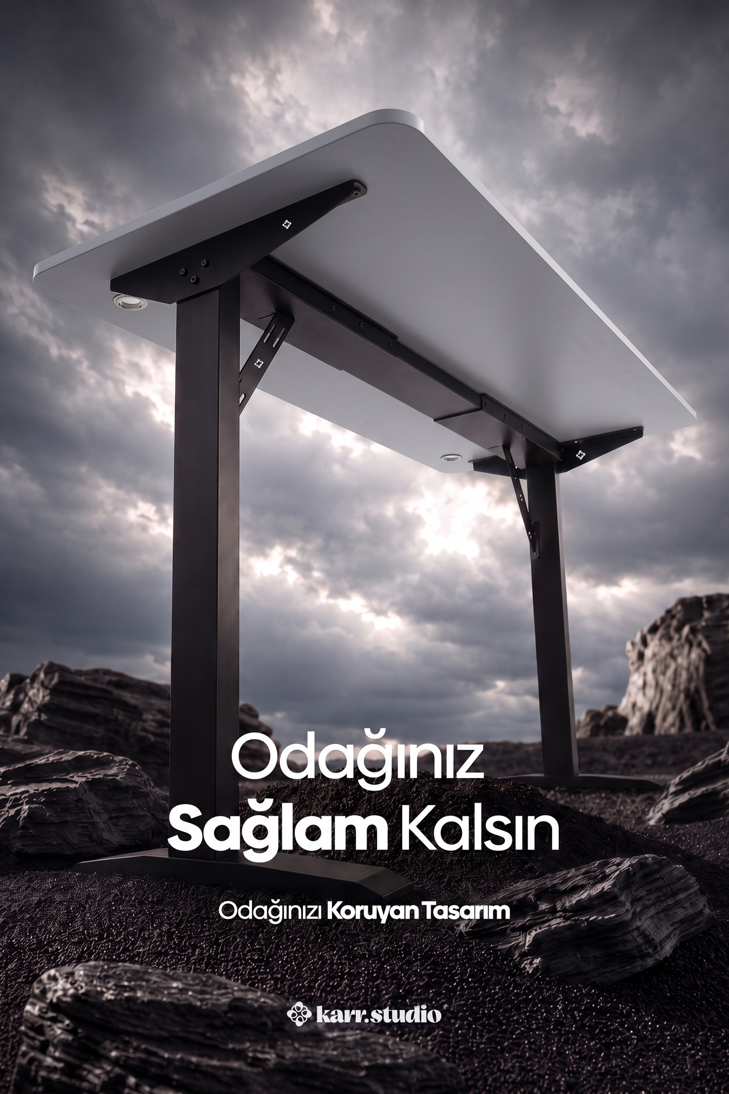 Bulutlu gökyüzü altında kayalık bir arazide duran siyah metal ayaklı modern beyaz çalışma masası.