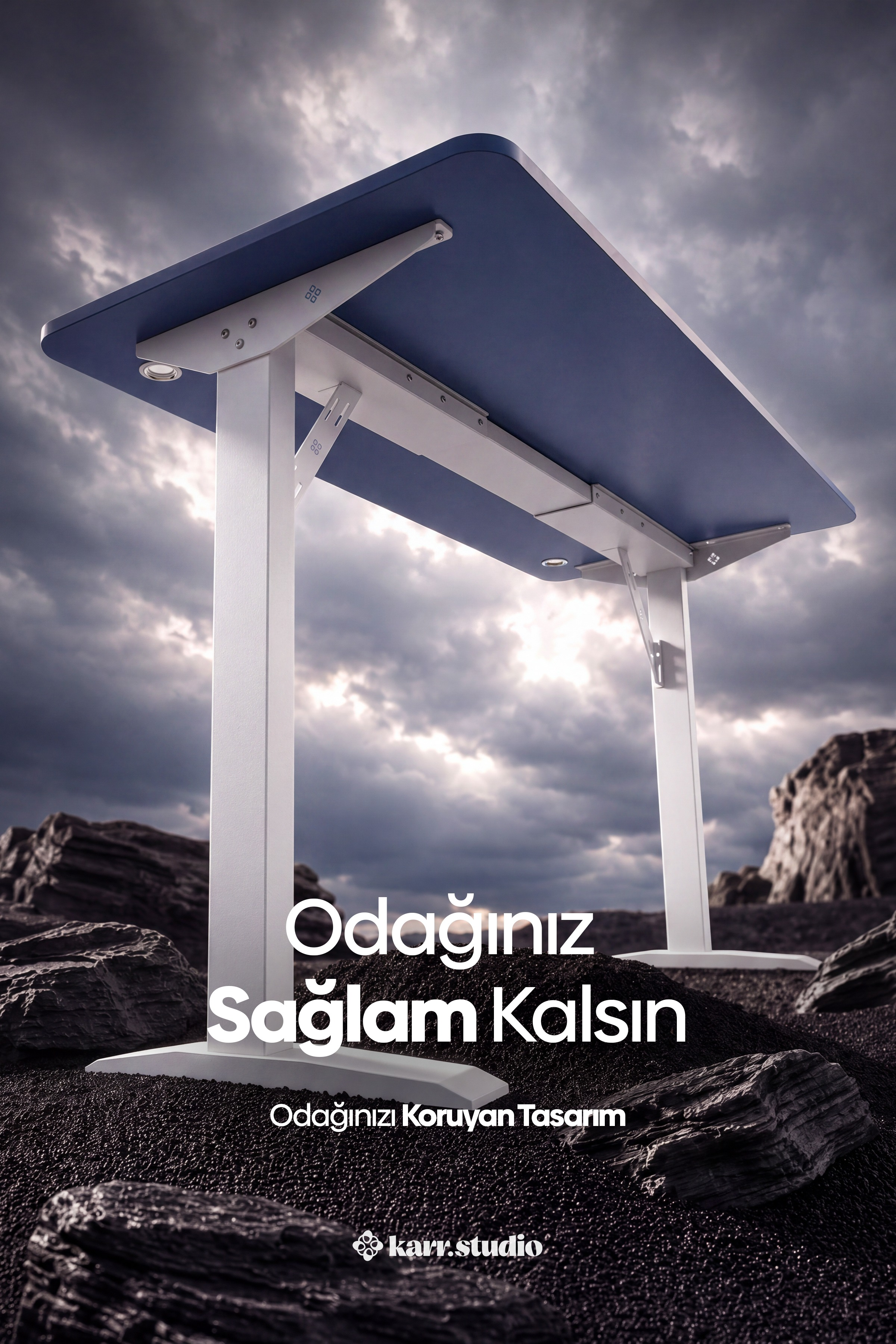 Bulutlu gökyüzü altında, kayalık zeminde duran mavi üst tablolu ve beyaz ayaklı bir masa.