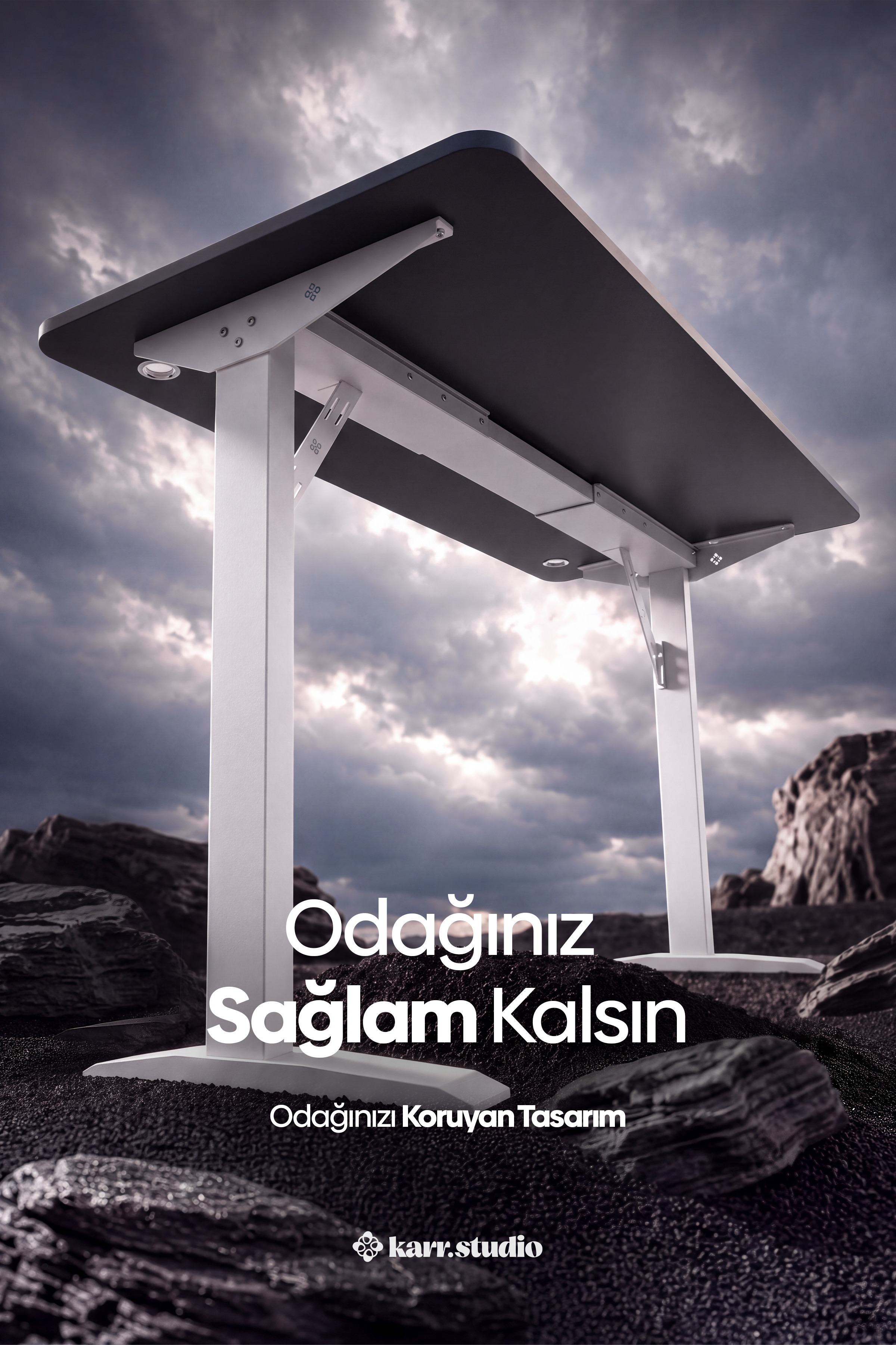 Karanlık ve bulutlu bir gökyüzü altında, taşlı zemin üzerinde ayarlanabilir bir masa.