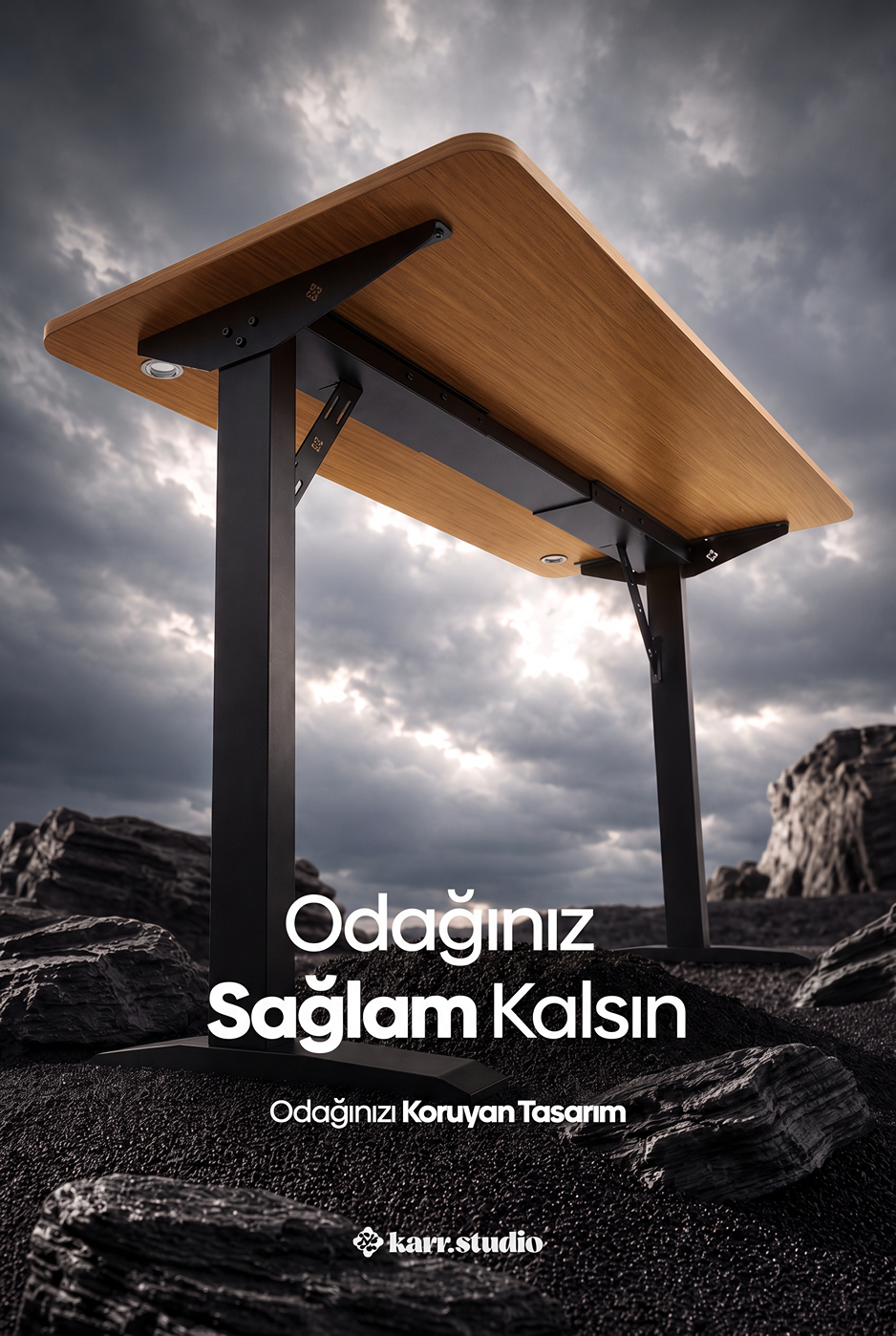Bulutlu bir gökyüzü altında kayalık arazide duran ahşap ve siyah metal bir masa.