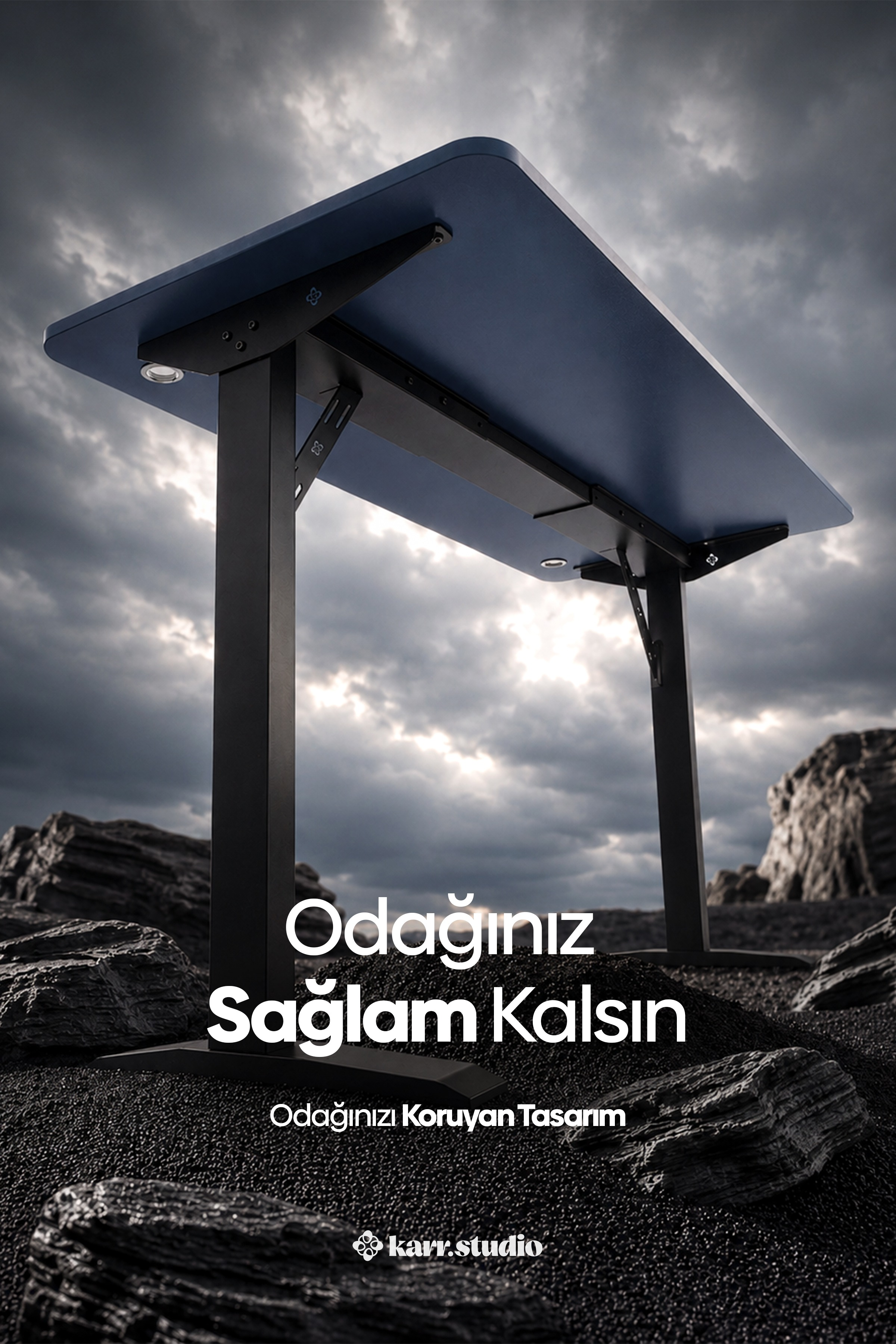 Fırtınalı bir gökyüzü altında, kayalık zeminde siyah metal ayaklı mavi bir çalışma masası.
