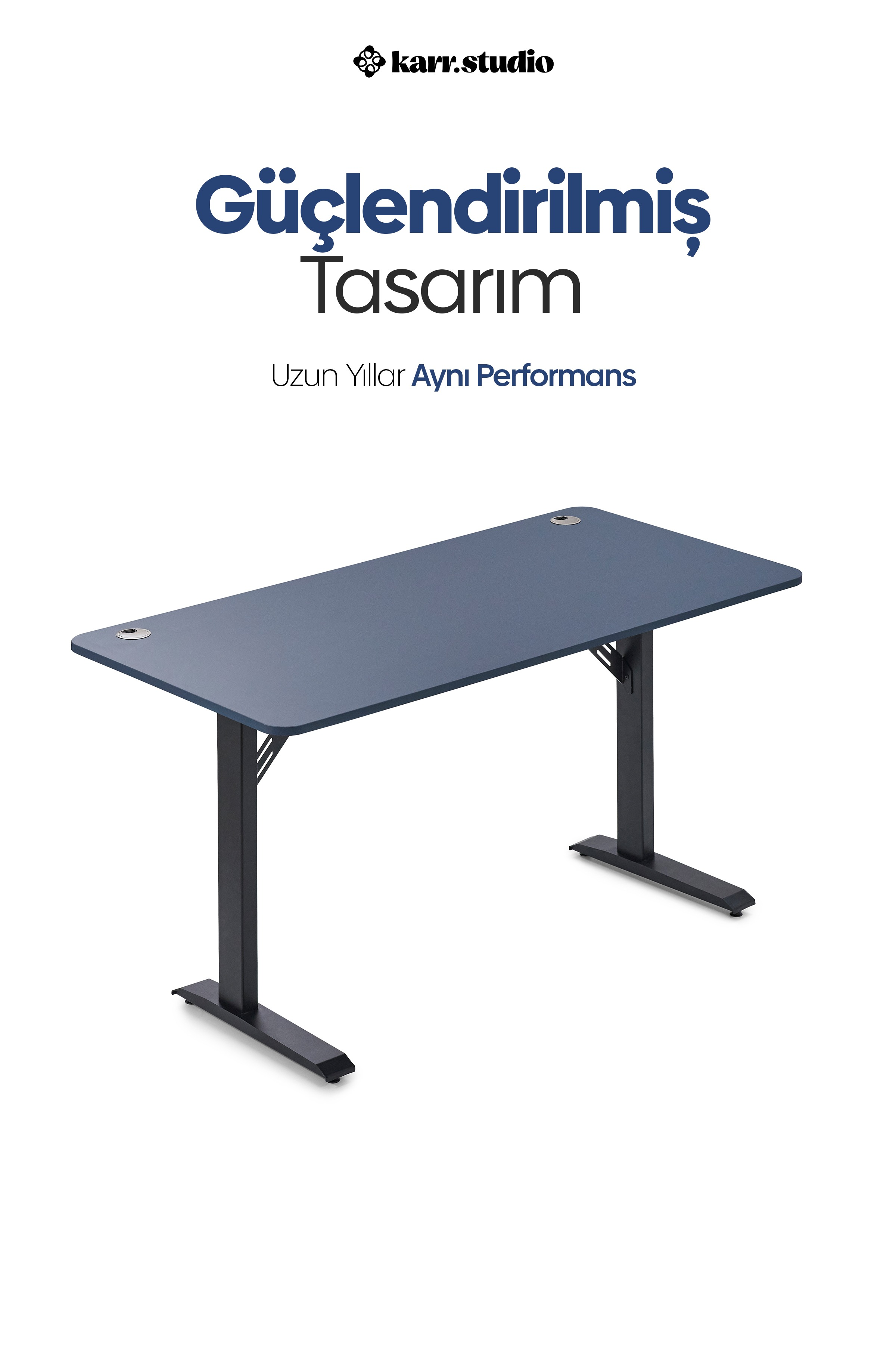 Beyaz arka planda siyah metal ayaklı ve kablo geçişli modern mavi bir ofis masası.