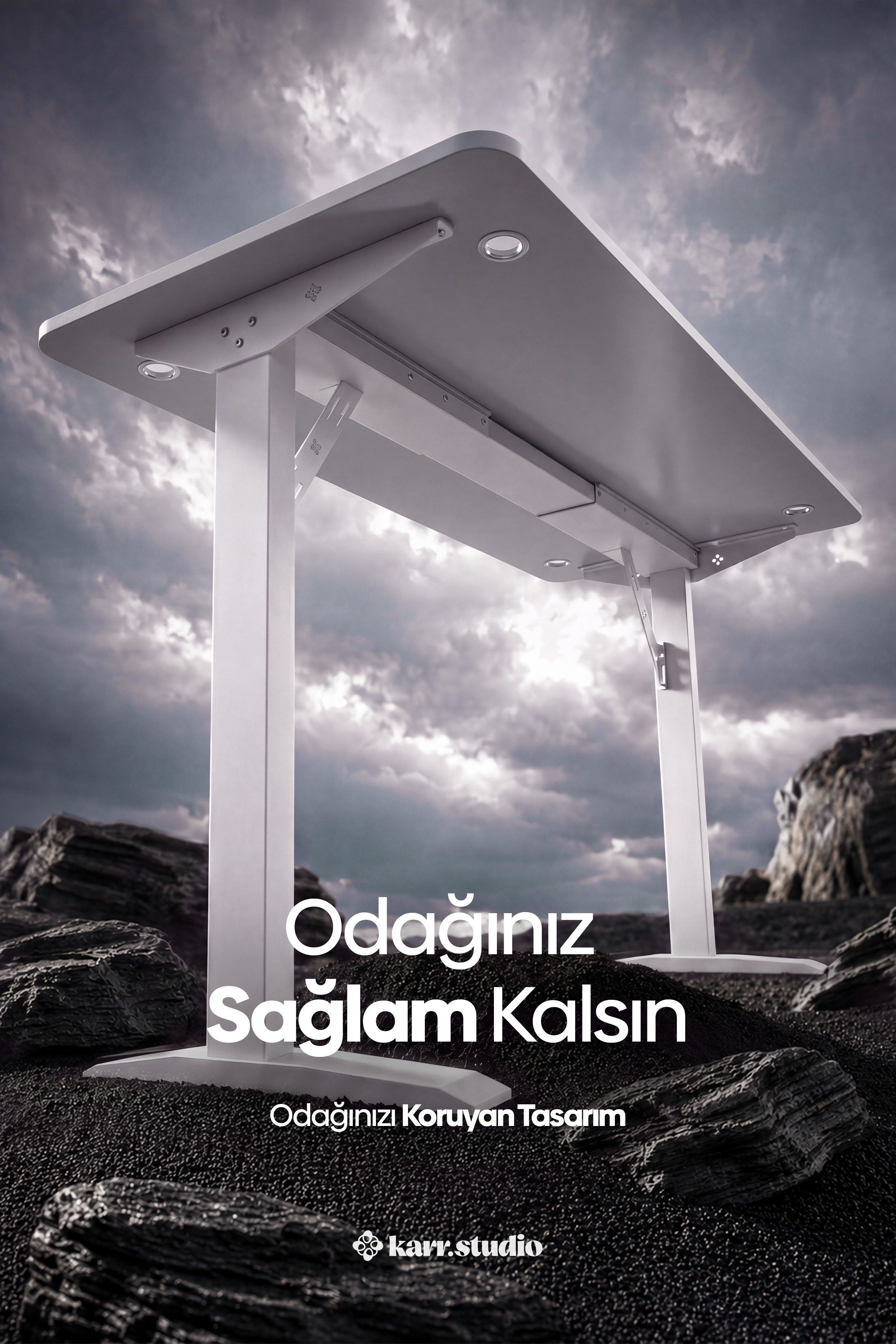Karanlık çakıl taşları üzerinde, bulutlu gökyüzü ve dağ manzaralı beyaz çalışma masası.