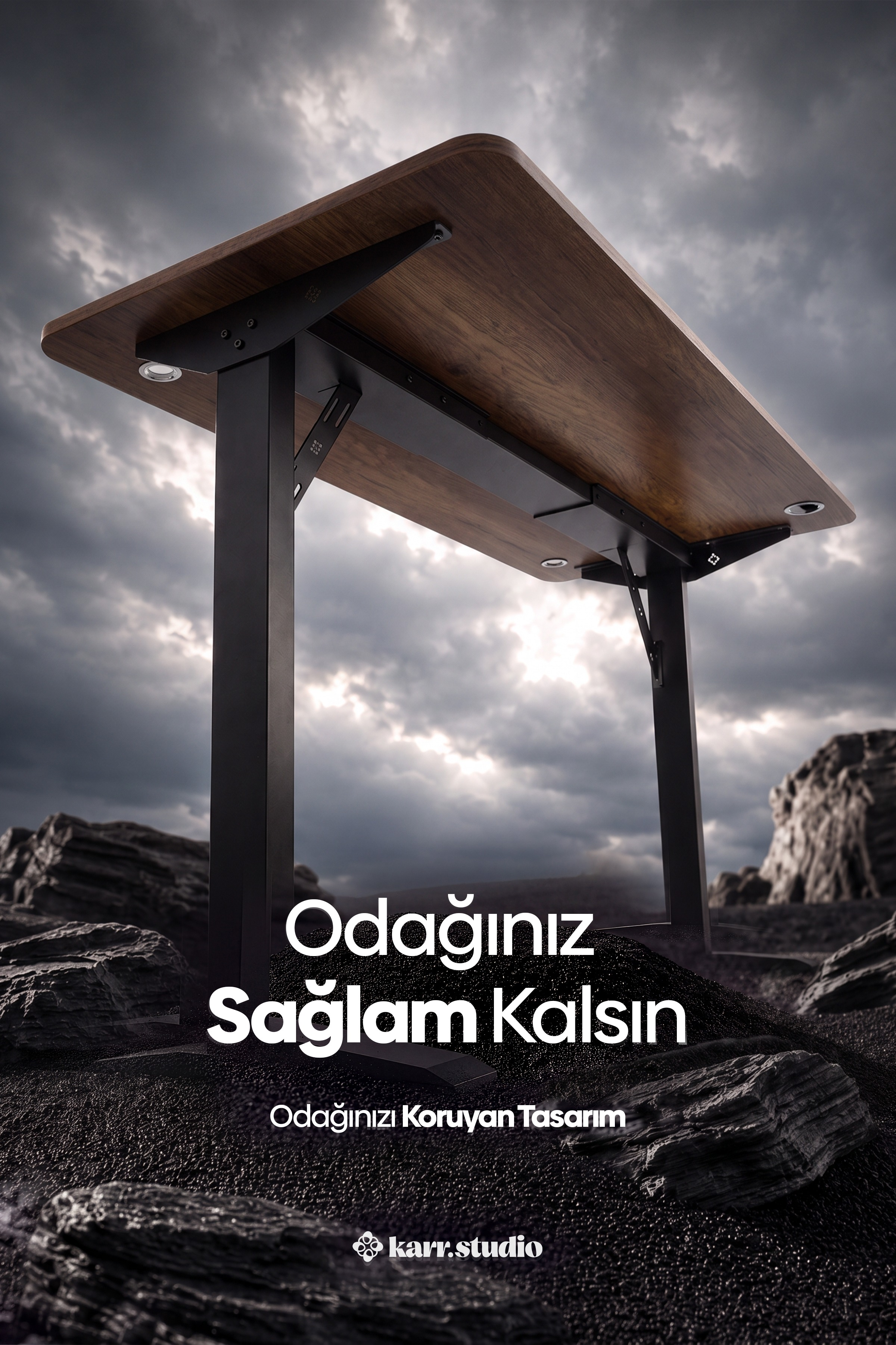 Siyah metal ayaklı sağlam bir ahşap masa, bulutlu bir gökyüzü altında kayalık zemin üzerinde duruyor.