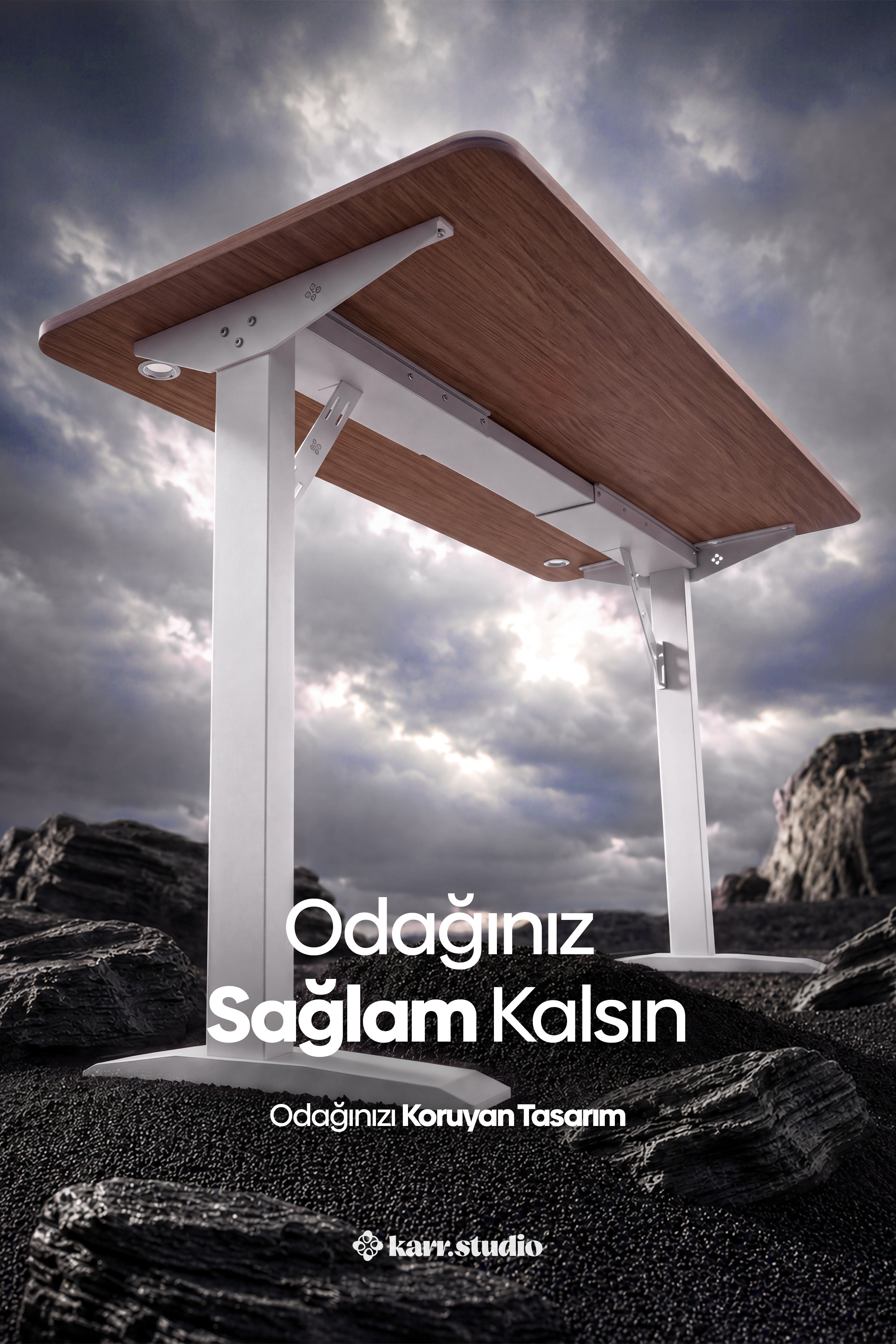 Bulutlu gökyüzü altında kayalık bir arazide duran ayarlanabilir ahşap masa ve üzerinde reklam metni.