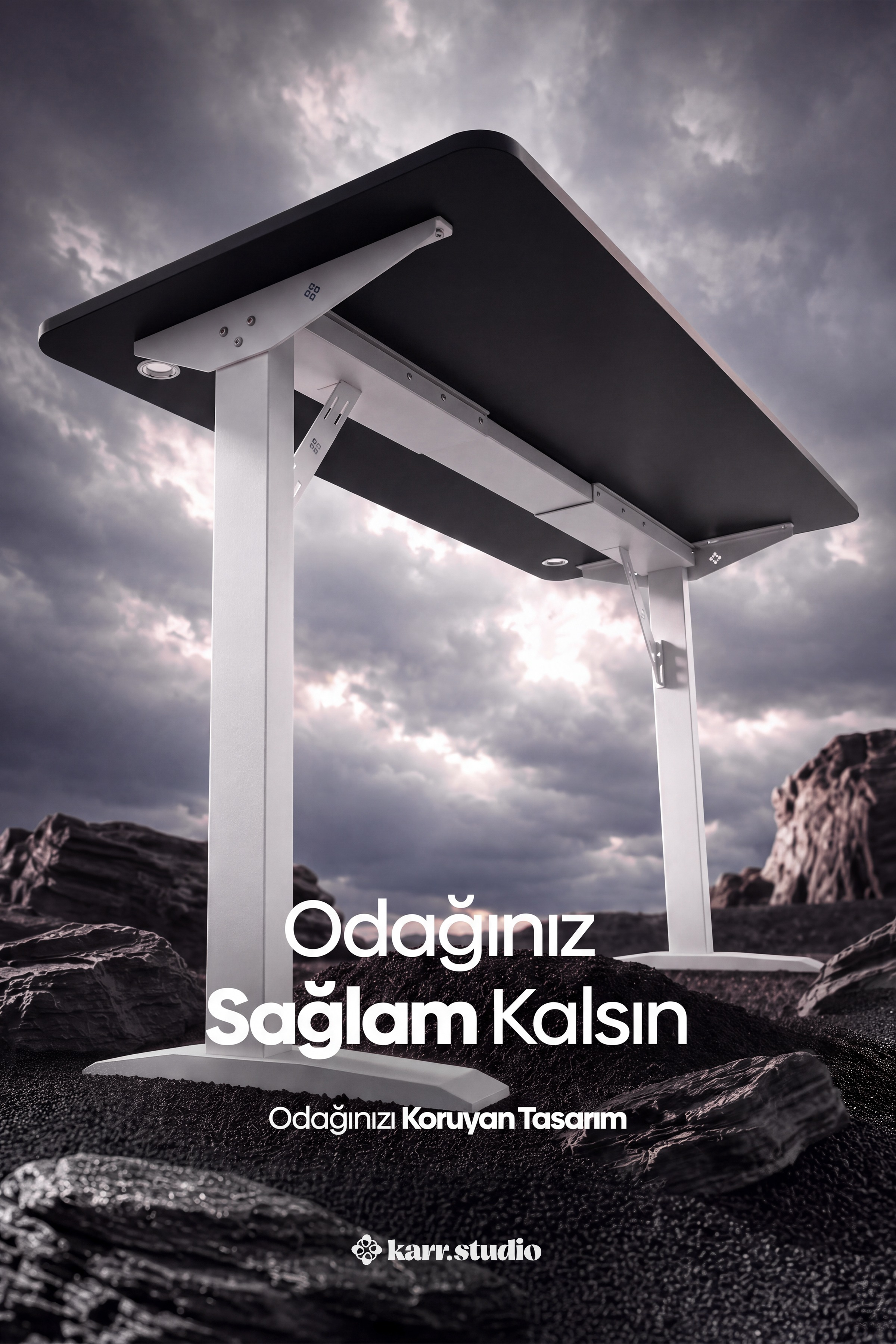 Siyah üst tablalı ve beyaz metal ayaklı çalışma masası, bulutlu bir gökyüzü altında kayalık arazide dışarıda duruyor.