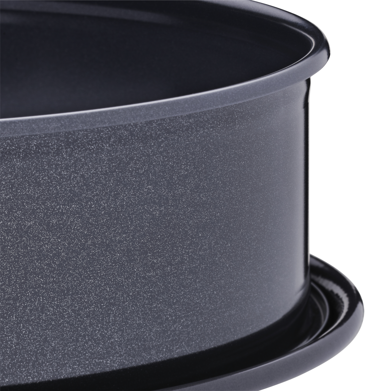 Eine schwarze Metall-Springform mit glänzender, körniger Oberfläche auf weißem Hintergrund.