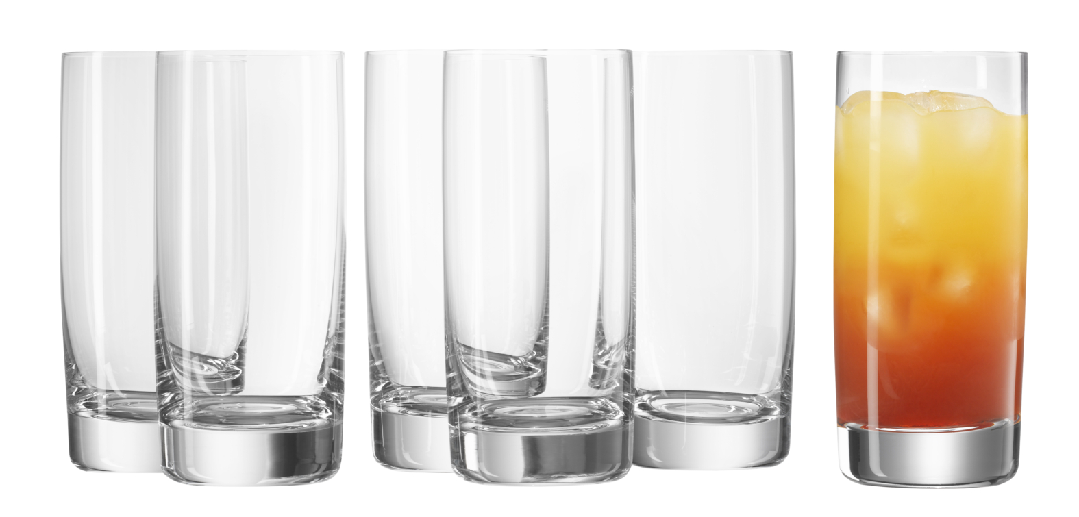 Sechs hohe Gläser, fünf leer und eins mit einem farbigen Cocktail und Eis gefüllt.