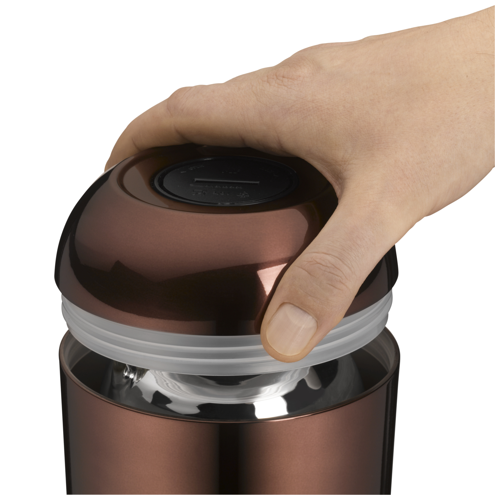 Eine Hand öffnet den Deckel eines braunen Thermobehälters.