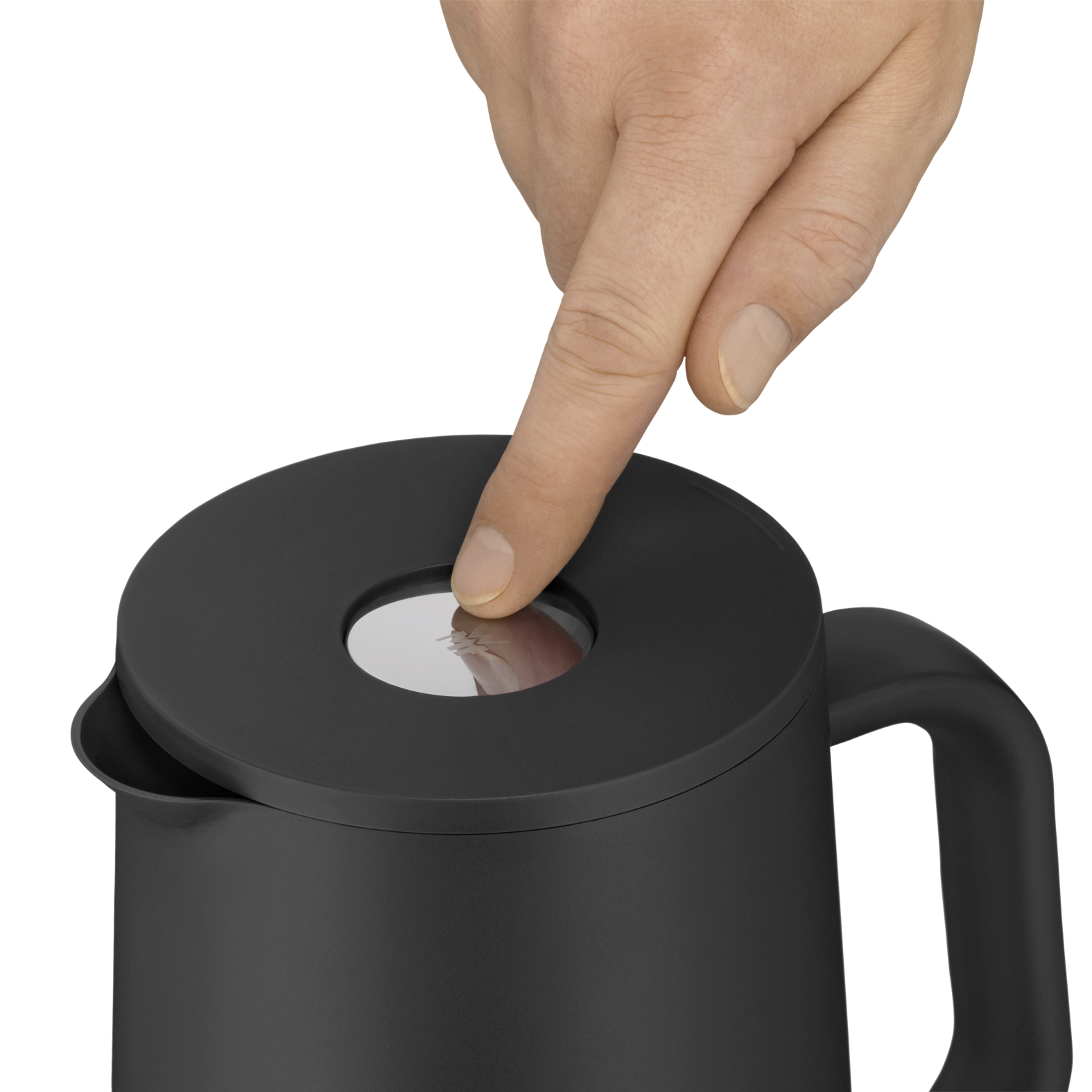 Un doigt appuie sur le bouton argenté du couvercle d'une bouilloire noire.