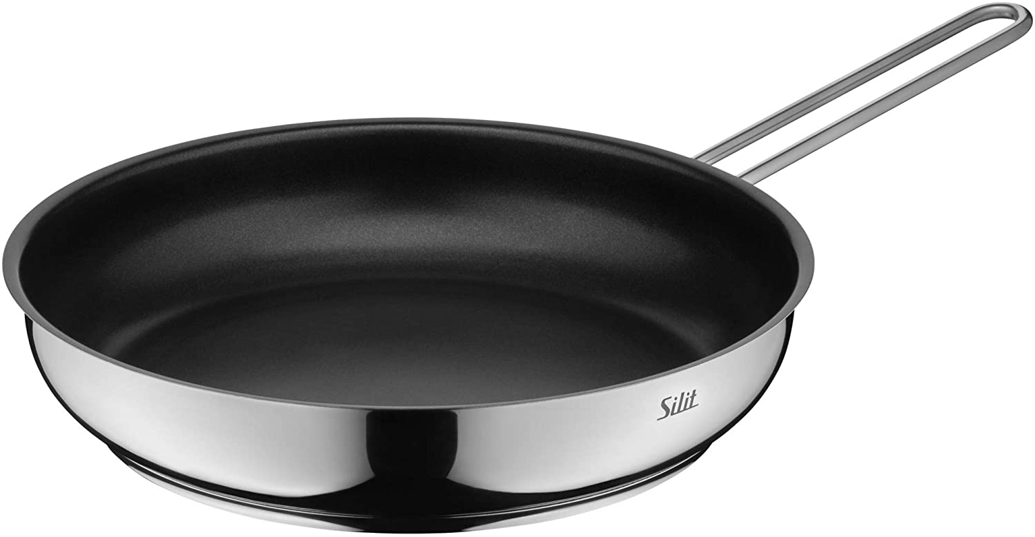 Una padella Silit lucida in acciaio inossidabile con rivestimento antiaderente nero e manico lungo su sfondo bianco.