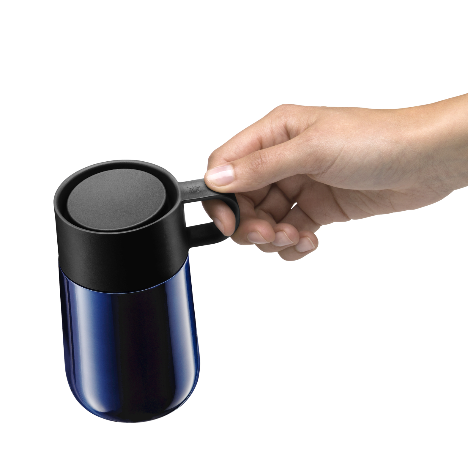 Eine Hand hält eine blaue Thermotasse mit schwarzem Deckel auf weißem Hintergrund.