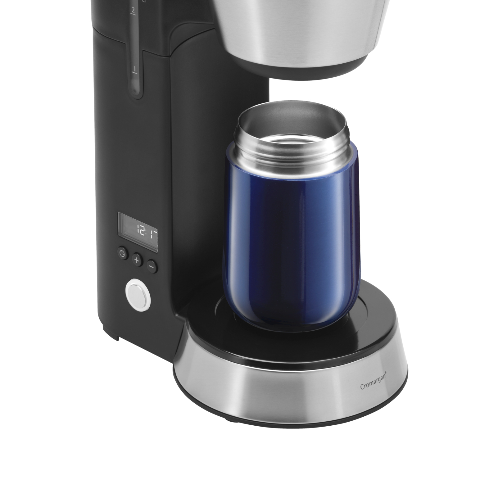 Eine schwarze und silberne Kaffeemaschine mit einem blauen Thermobecher auf dem Sockel vor weißem Hintergrund.