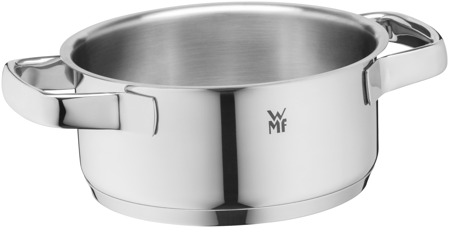 Ein glänzender Edelstahltopf mit zwei ergonomischen Griffen und dem WMF-Logo vor weißem Hintergrund.