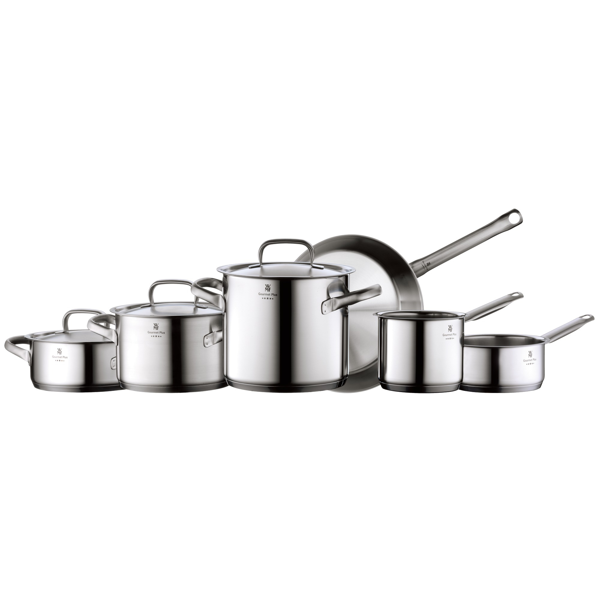 Ein Set aus glänzenden Edelstahlkochtöpfen und Pfannen auf weißem Hintergrund.