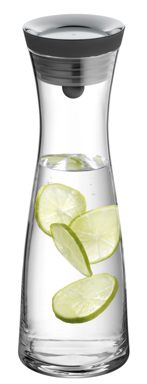 Eine glasklare Wasserkaraffe mit dunklem Deckel, gefüllt mit Wasser und schwebenden Limettenscheiben.