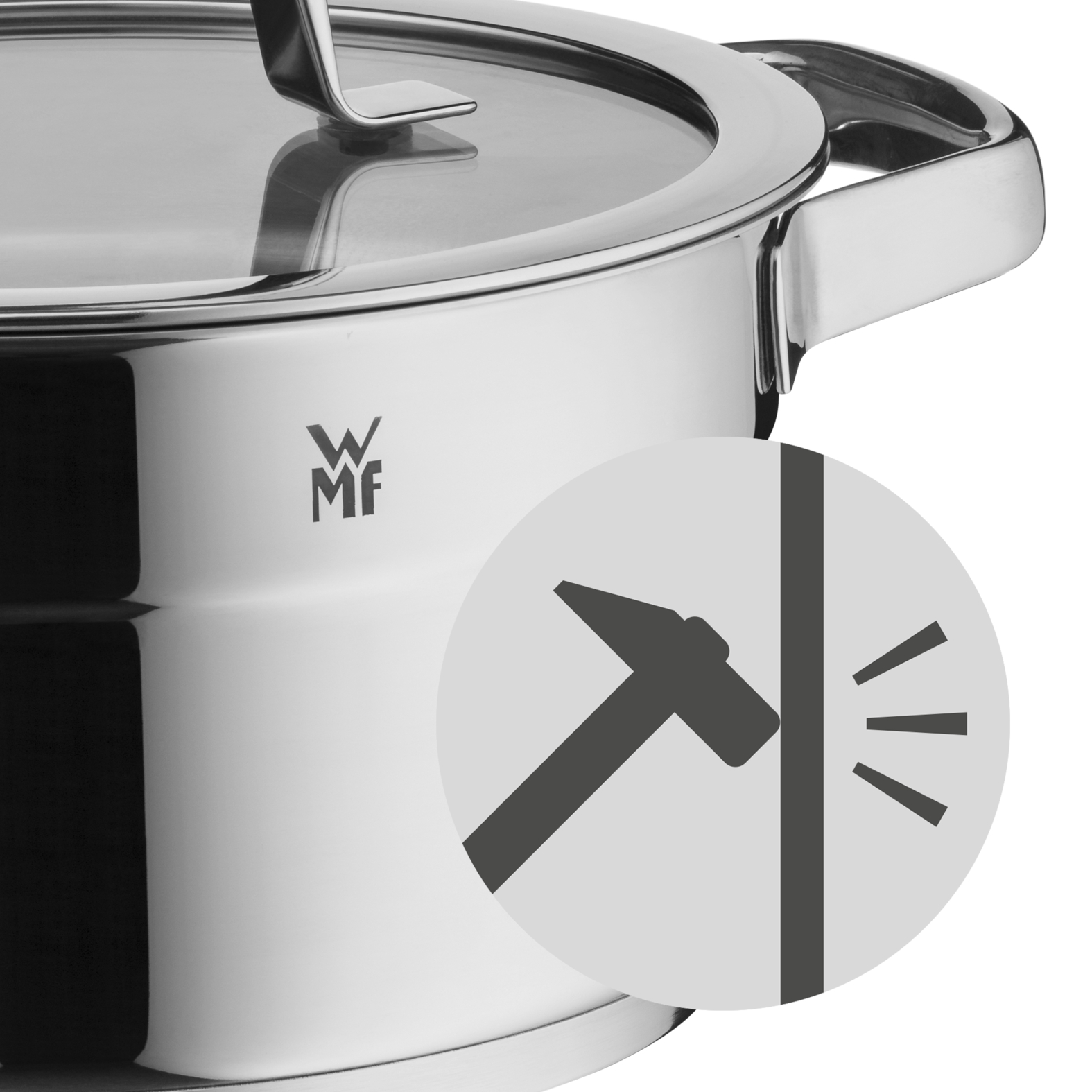 Ein glänzender WMF Edelstahltopf mit Glasdeckel und einem runden Symbol eines Hammers, der auf eine Fläche schlägt.