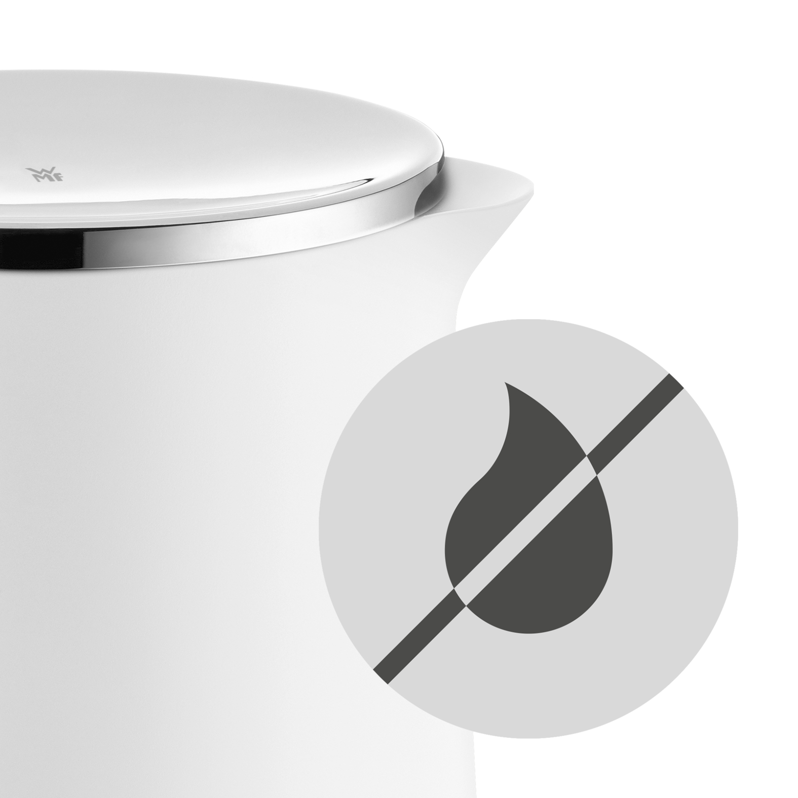 Nahaufnahme einer weißen Kaffeekanne mit Chromdeckel und einem Symbol für Wasserdichtigkeit.