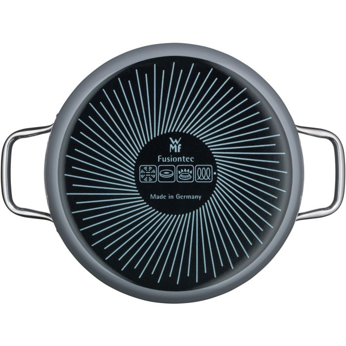 Die Unterseite einer grauen WMF Fusiontec Pfanne mit silbernen Griffen und einem radialen Muster.