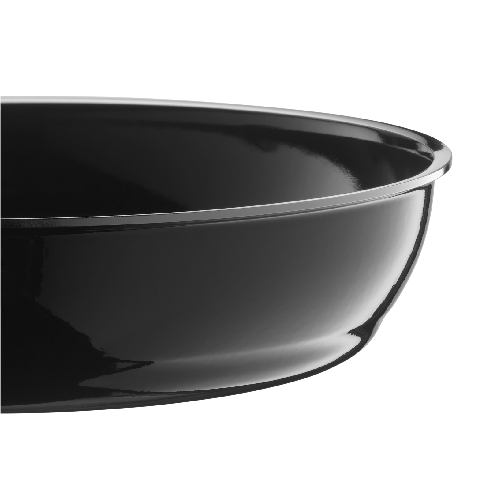 Eine glänzende schwarze Metallschüssel mit silbernem Rand vor weißem Hintergrund.