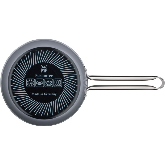 Unterseite eines WMF Fusiontec Stieltopfs mit Metallgriff, Branding, Herdsymbolen und Made in Germany-Schriftzug.