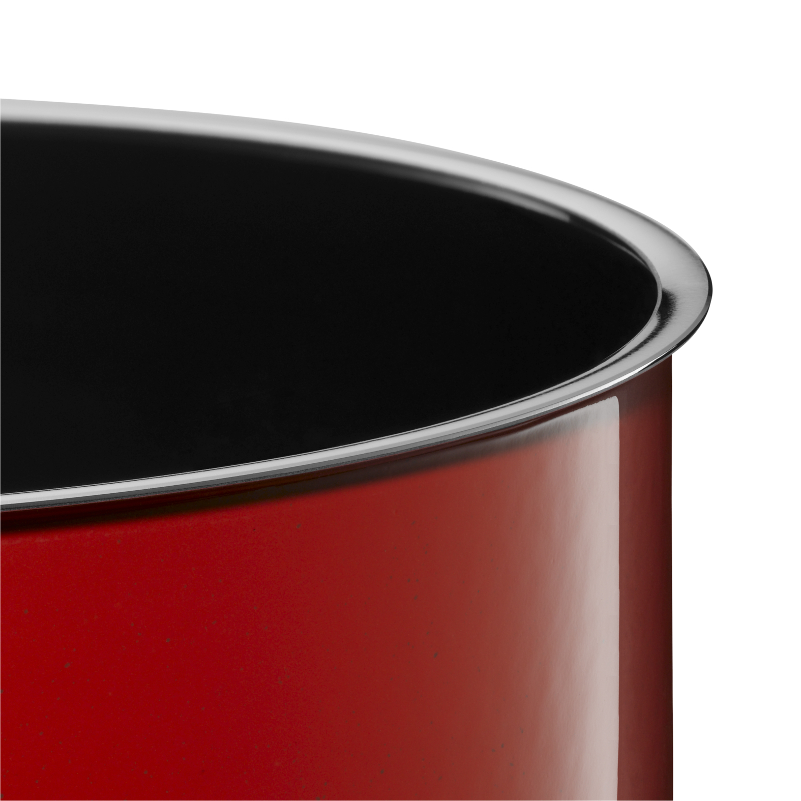 Nahaufnahme eines roten Topfes mit schwarzem Innenraum und glänzendem Metallrand vor weißem Hintergrund.