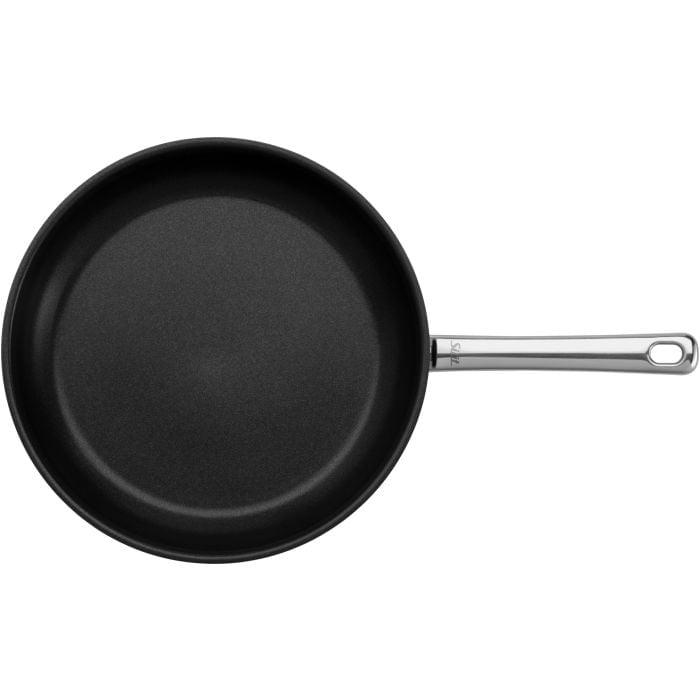 Una sartén negra con un mango largo de acero inoxidable plateado sobre fondo blanco.