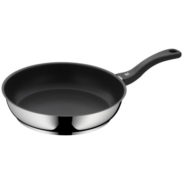 Eine schwarze Bratpfanne mit silberner Außenseite und ergonomischem Griff auf weißem Hintergrund.