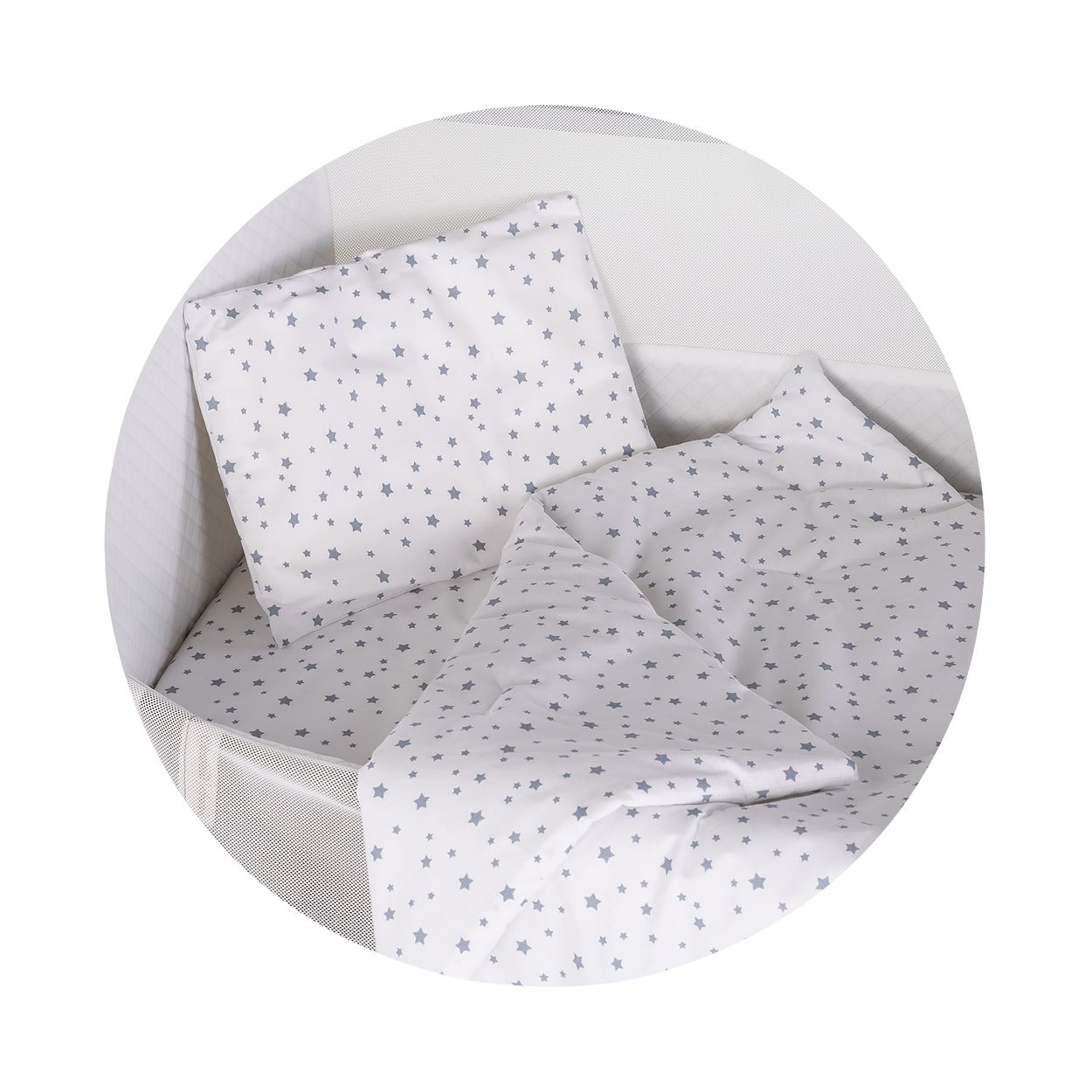 Weiße Bettwäsche mit grauem Sternenmuster, Kissen, Decke und Laken in einem weißen Gitterbett.