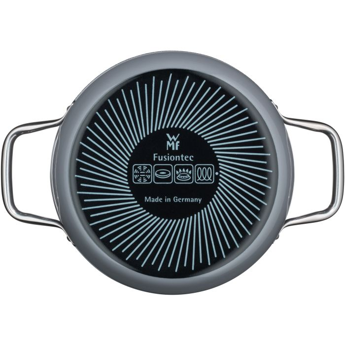 Unterseite einer grauen WMF Fusiontec Pfanne mit silbernen Griffen und Bestätigungssymbolen.