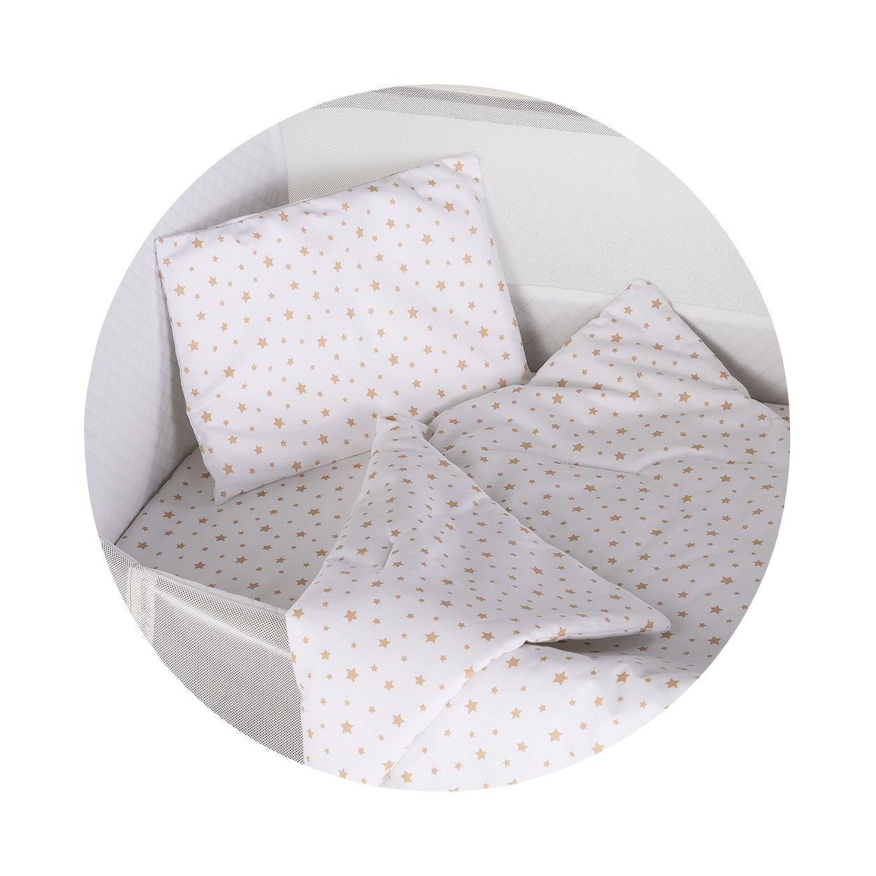 Ein weißes Babybett mit Kissen, Bettdecke und Laken, alle mit kleinen goldenen Sternen bedruckt.