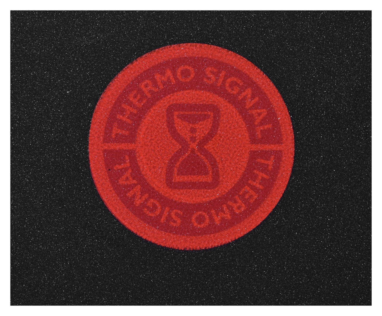 Un logotipo rojo de Thermo Signal con un reloj de arena en el centro sobre un fondo texturizado negro.