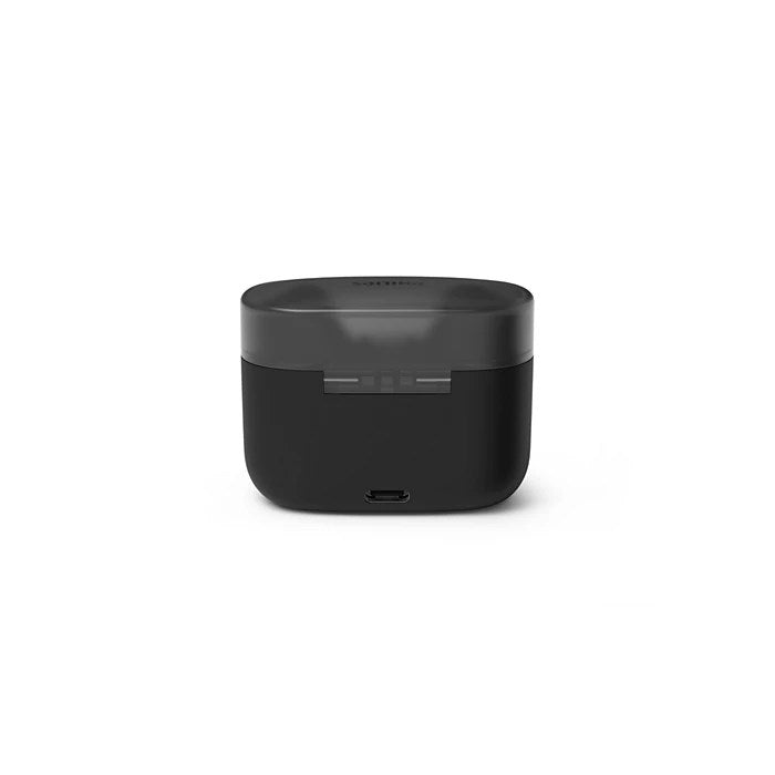 Un estuche de carga negro para auriculares inalámbricos sobre fondo blanco, con puerto USB-C en la parte inferior.