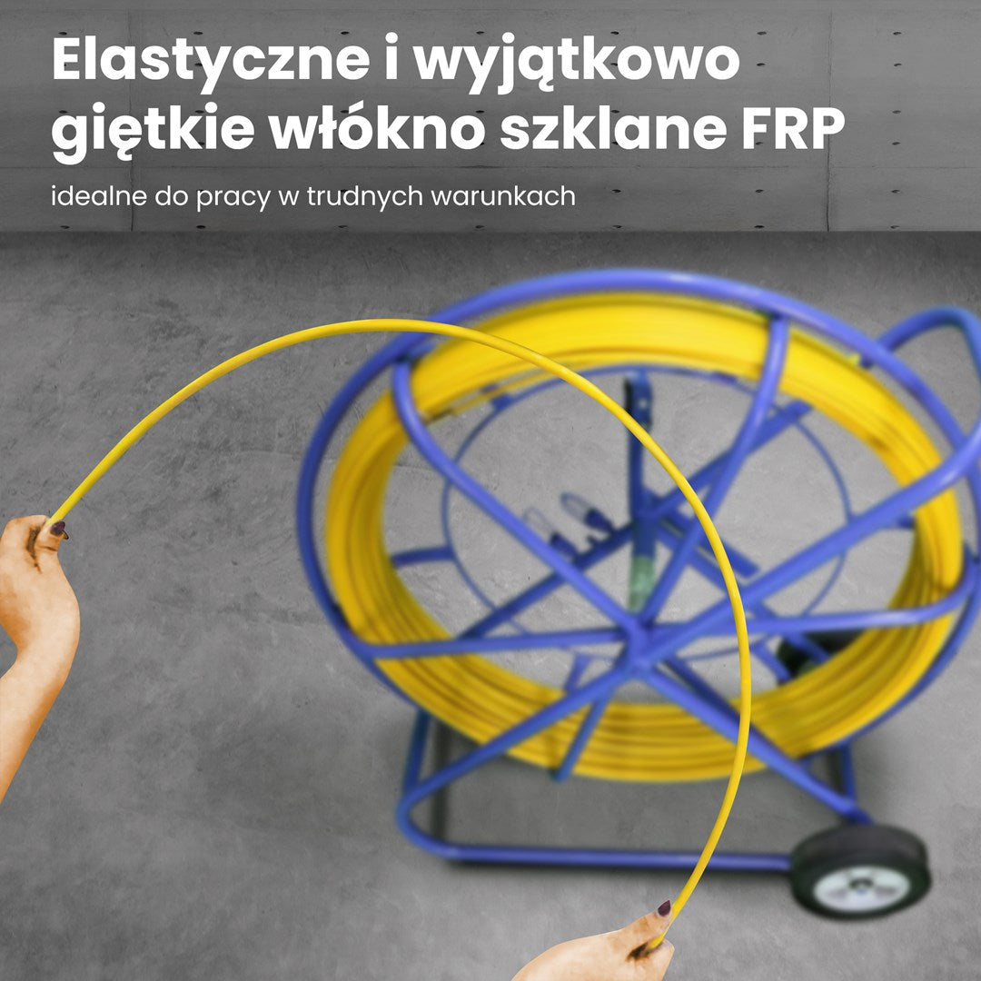 Ręce trzymają długi żółty pręt z włókna szklanego przed niebieską szpulą na wózku.