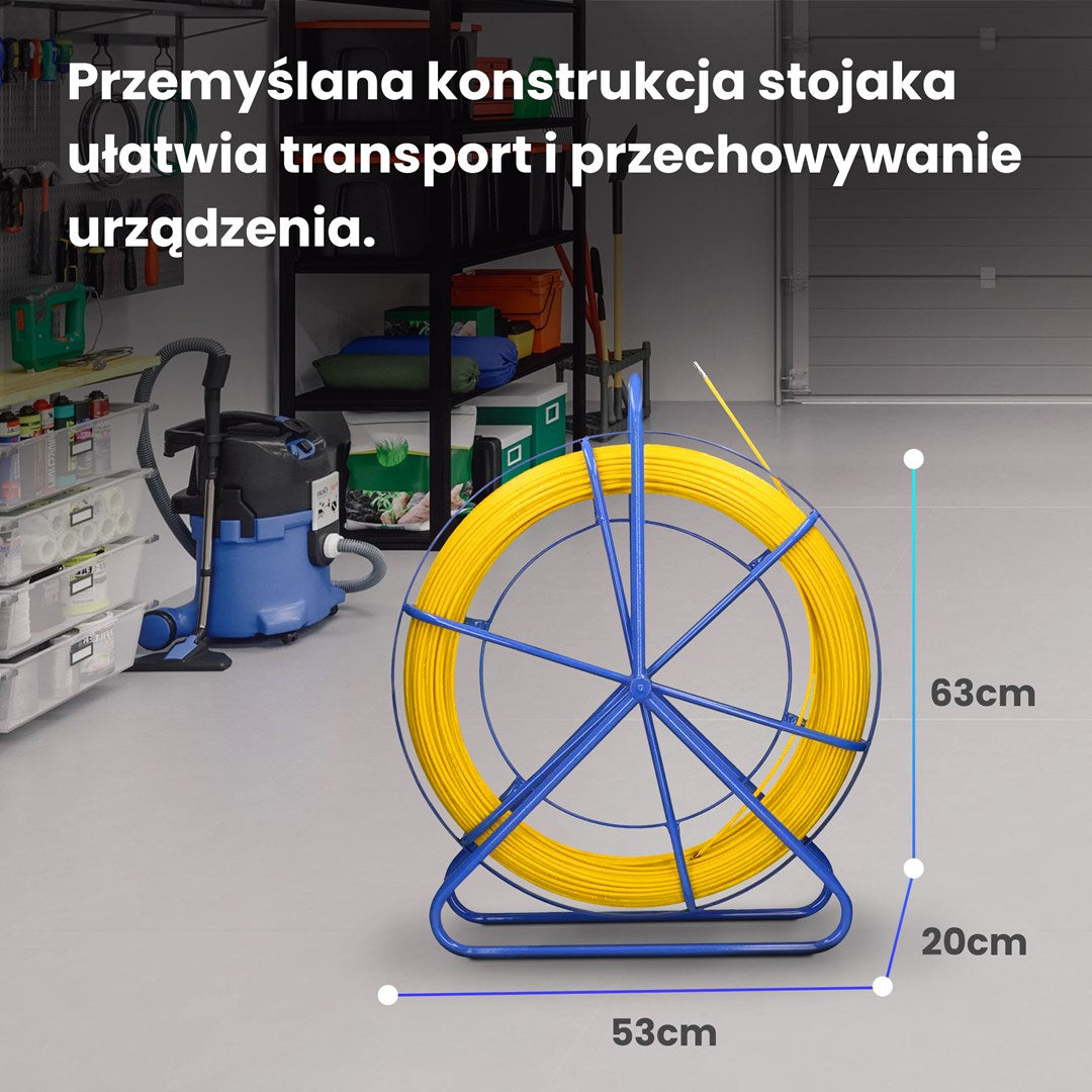 Żółty kabel na niebieskim metalowym stojaku w garażu o wymiarach 53cm, 63cm i 20cm.