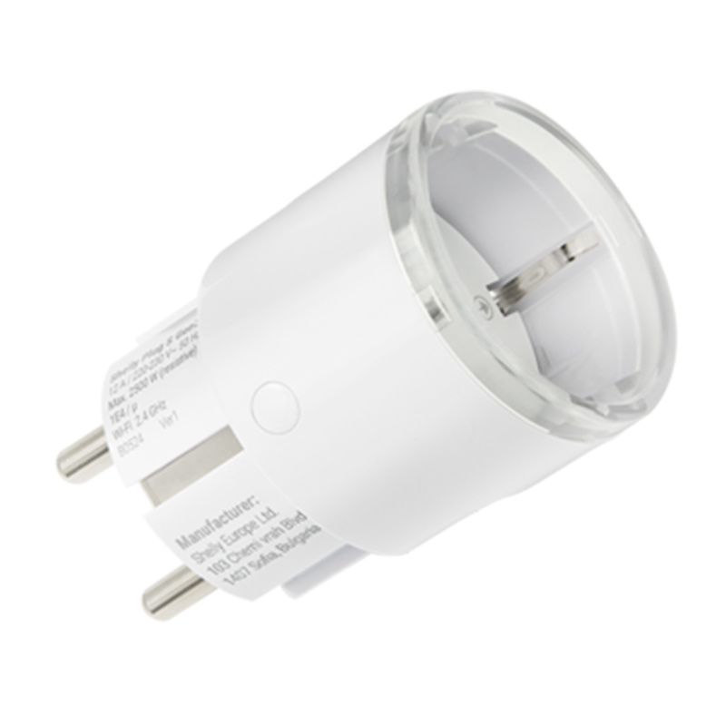 Biały inteligentny adapter wtykowy na białym tle z metalowymi bolcami.