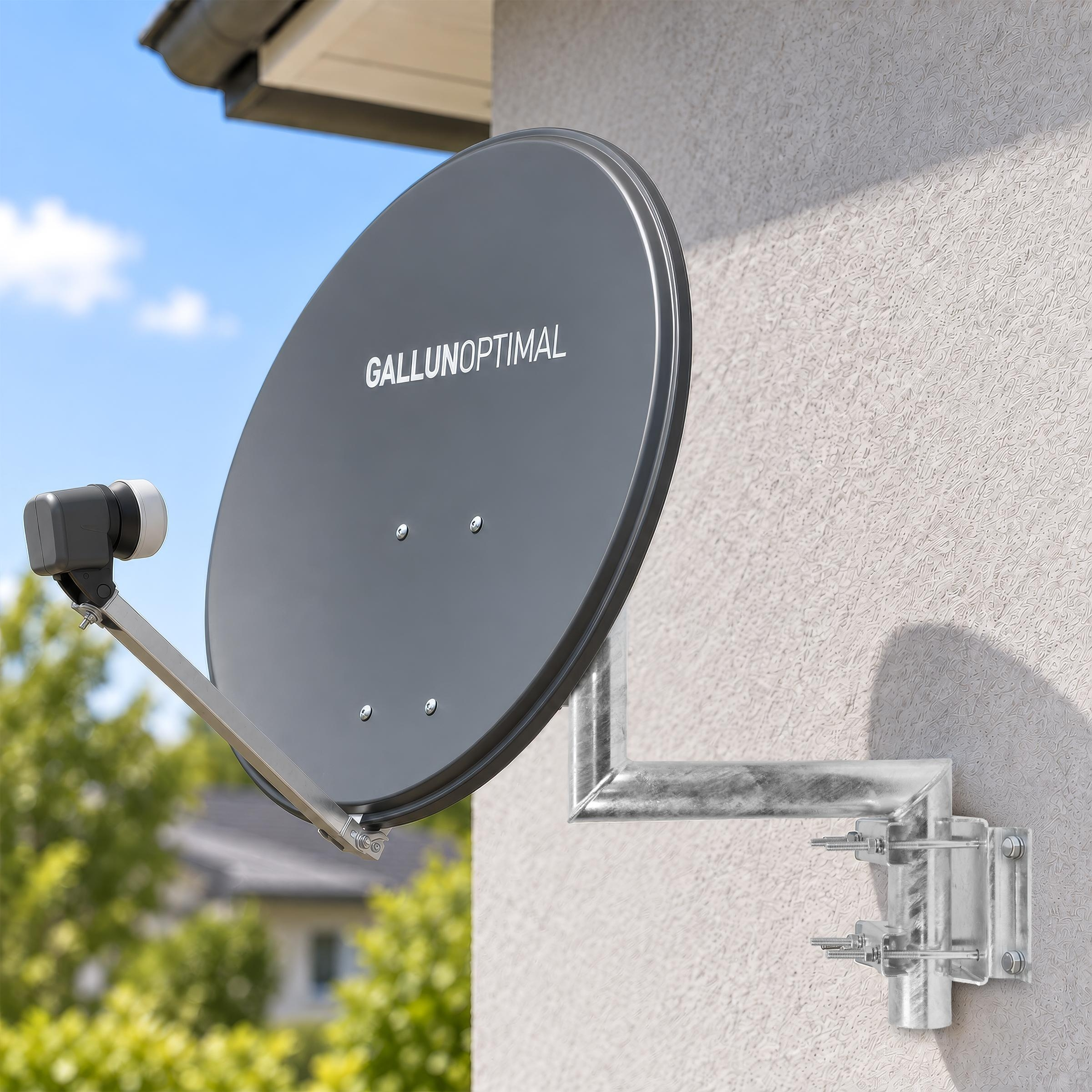 Eine schwarze Gallunoptimal-Satellitenschüssel ist mit einem Metallarm an einer hellen Hauswand montiert.