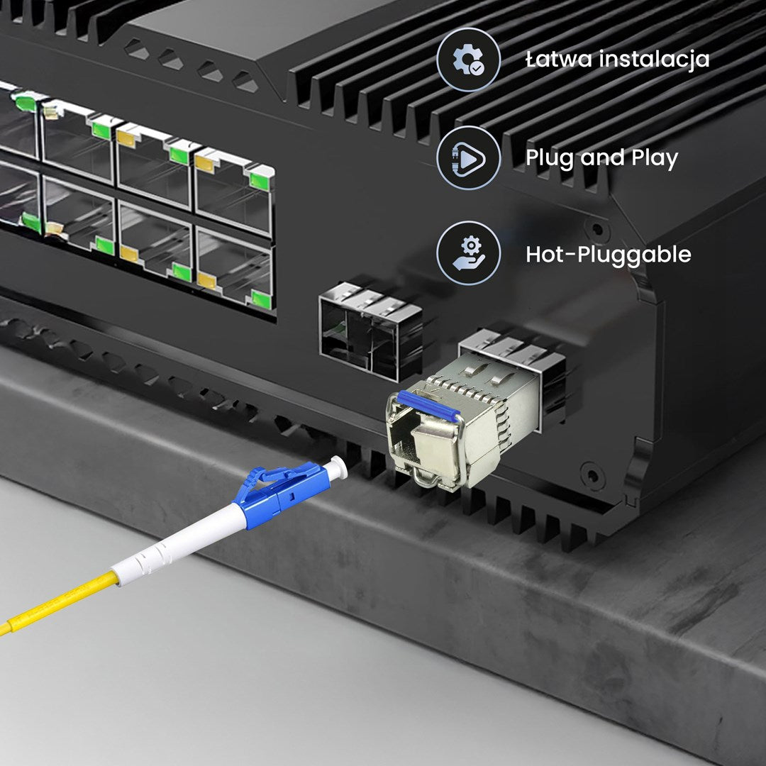 Czarny przełącznik sieciowy z modułem SFP i żółtym światłowodem. Po prawej ikony z tekstem.