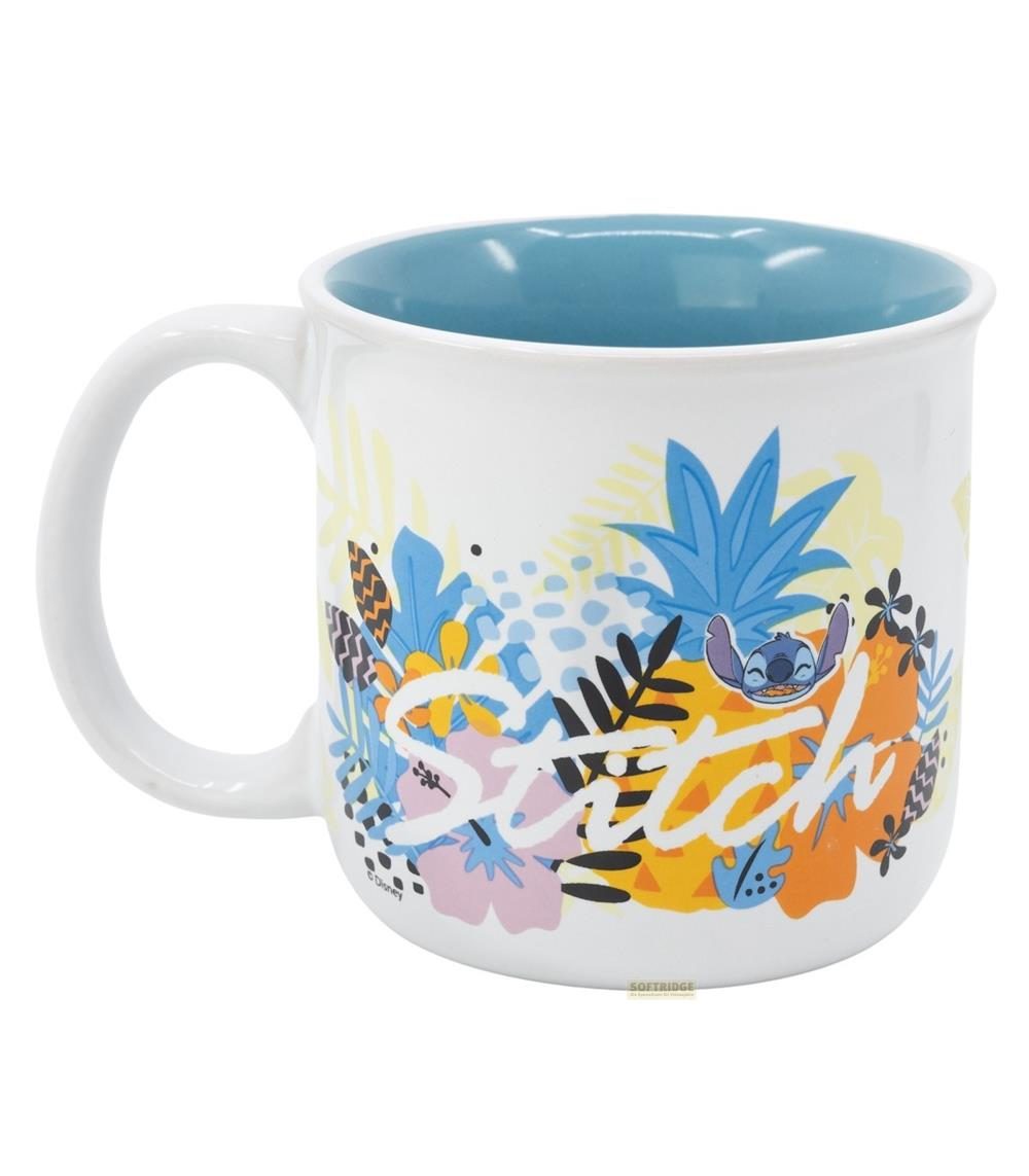 Taza de cerámica blanca con interior azul, diseño tropical y la palabra Stitch.