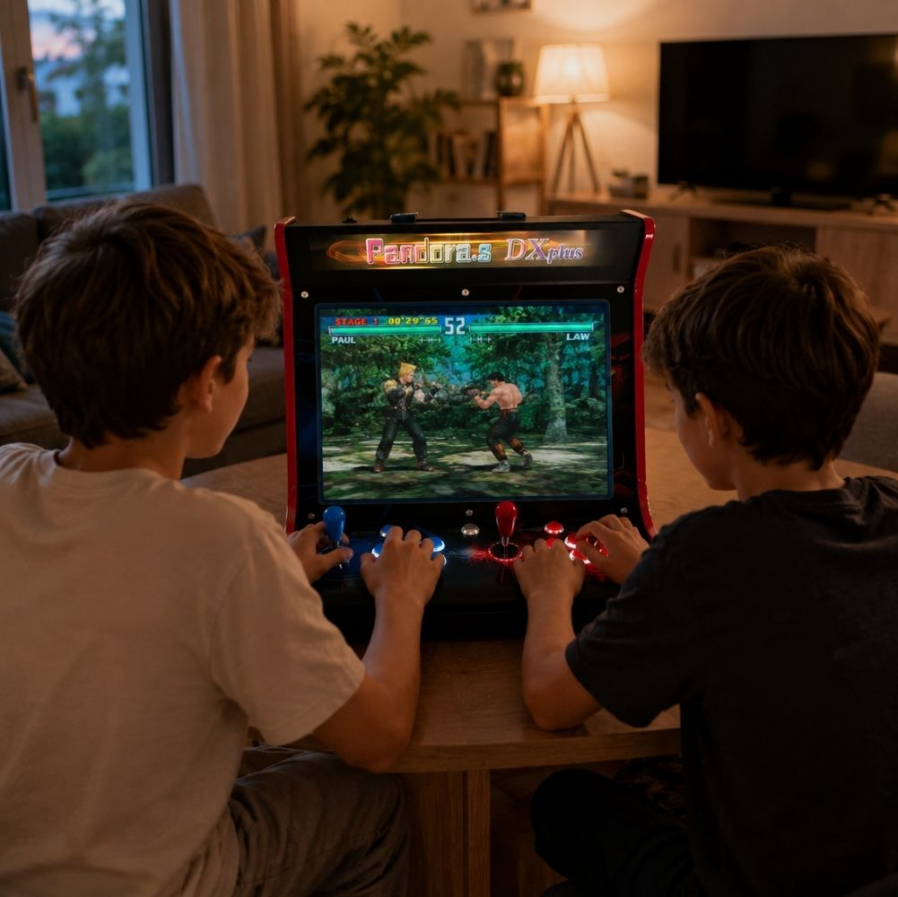 İki erkek çocuk, loş bir oturma odasında masaüstü makinede bir dövüş arcade oyunu oynuyor.