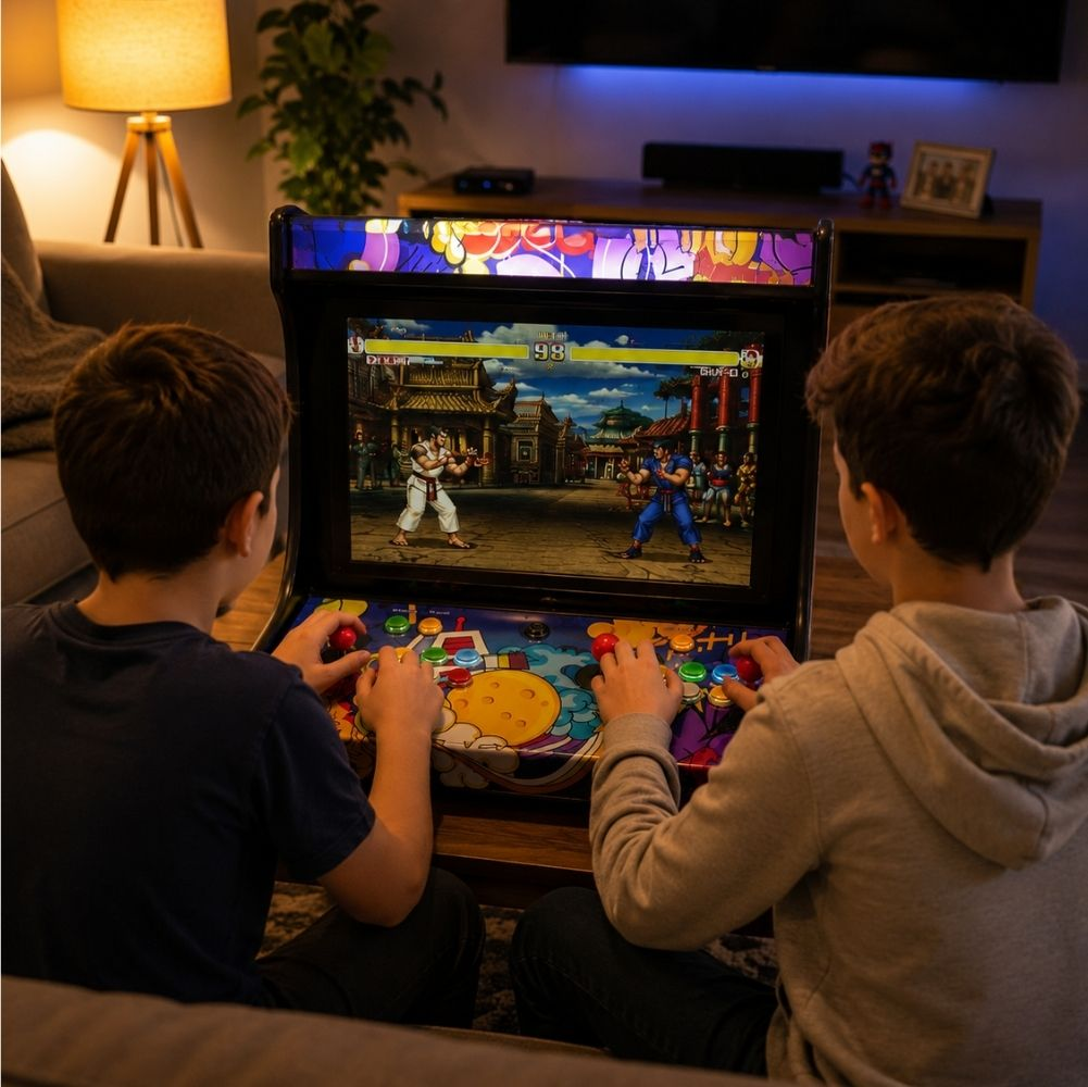 İki çocuk oturma odasında bir atari oyun makinesinde birlikte oynuyor.