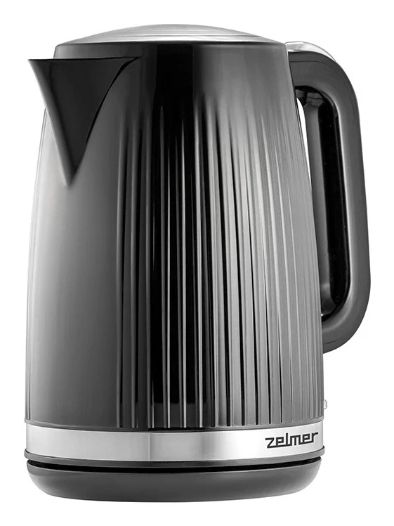Un bollitore elettrico nero con design scanalato e base argentata su sfondo bianco.