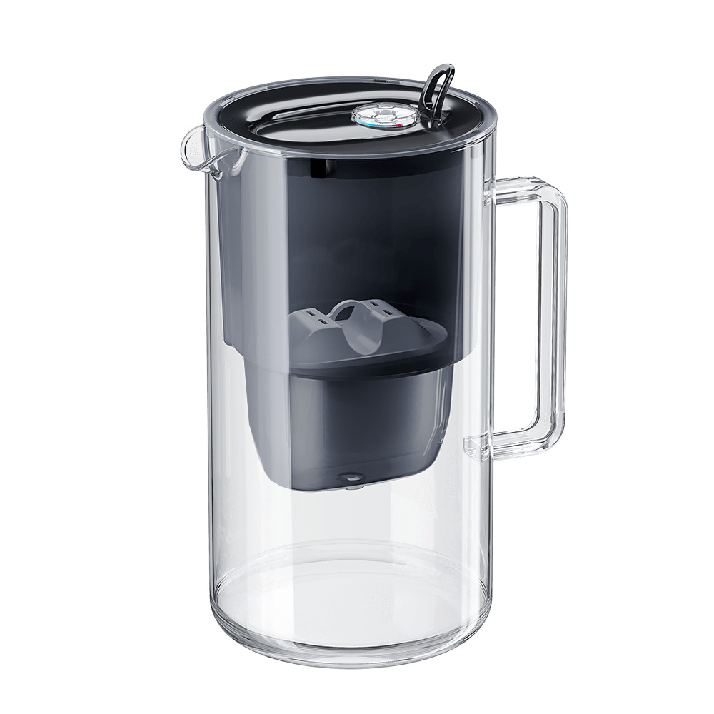 Transparenter Wasserfilterkrug mit schwarzem Einsatz und Deckel auf weißem Hintergrund.