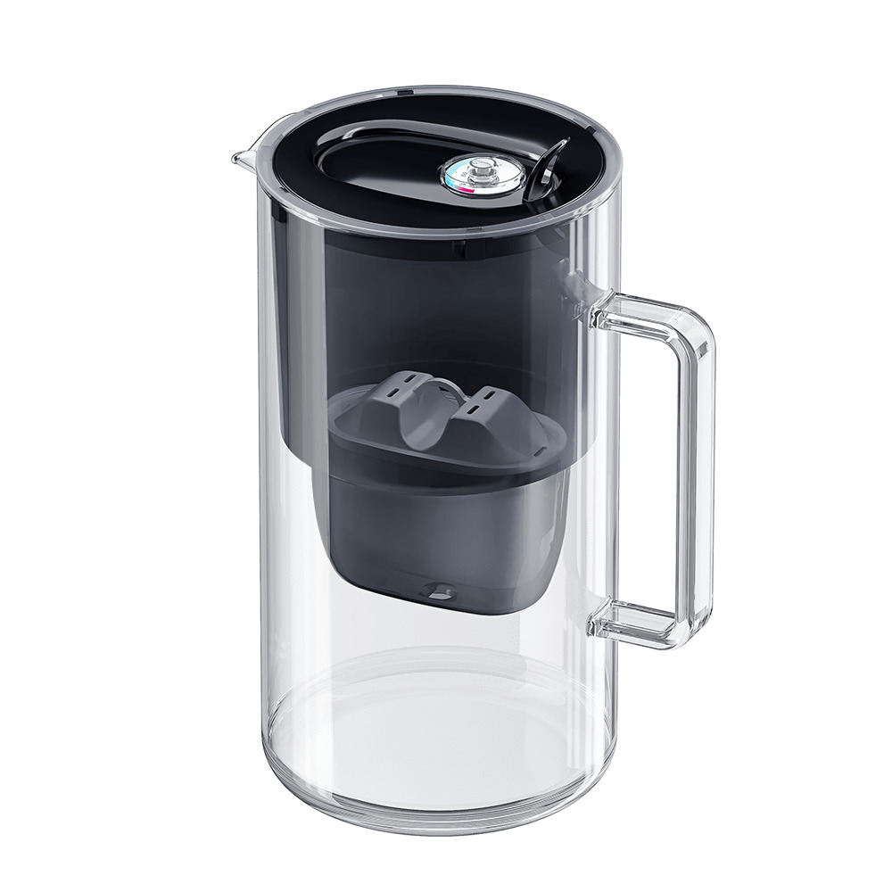 Ein transparenter Wasserfilterkrug mit schwarzem Deckel, Griff und innerem Filter vor weißem Hintergrund.